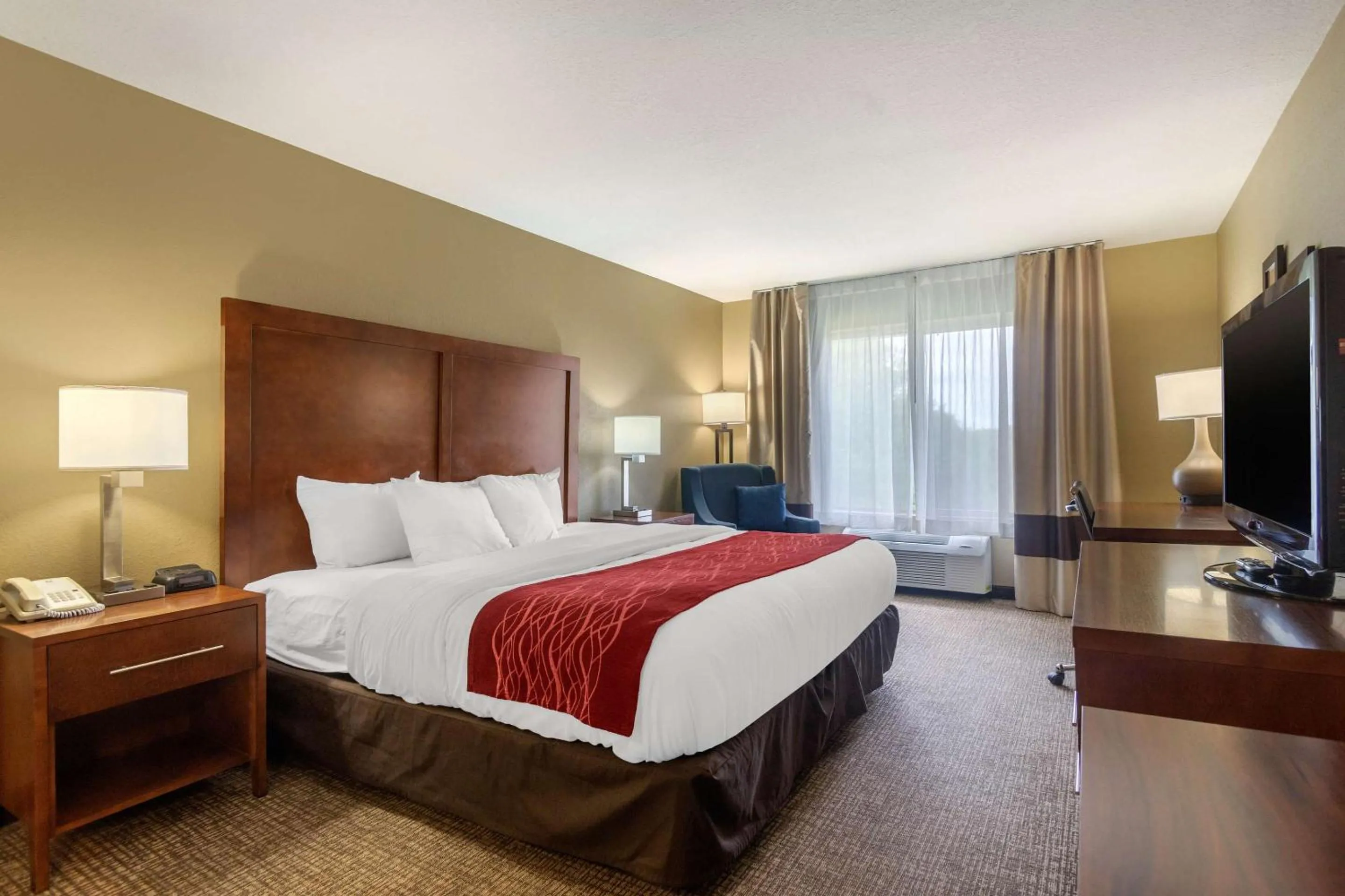 Bedroom, Bed in Comfort Inn & Suites Pittsburg KS