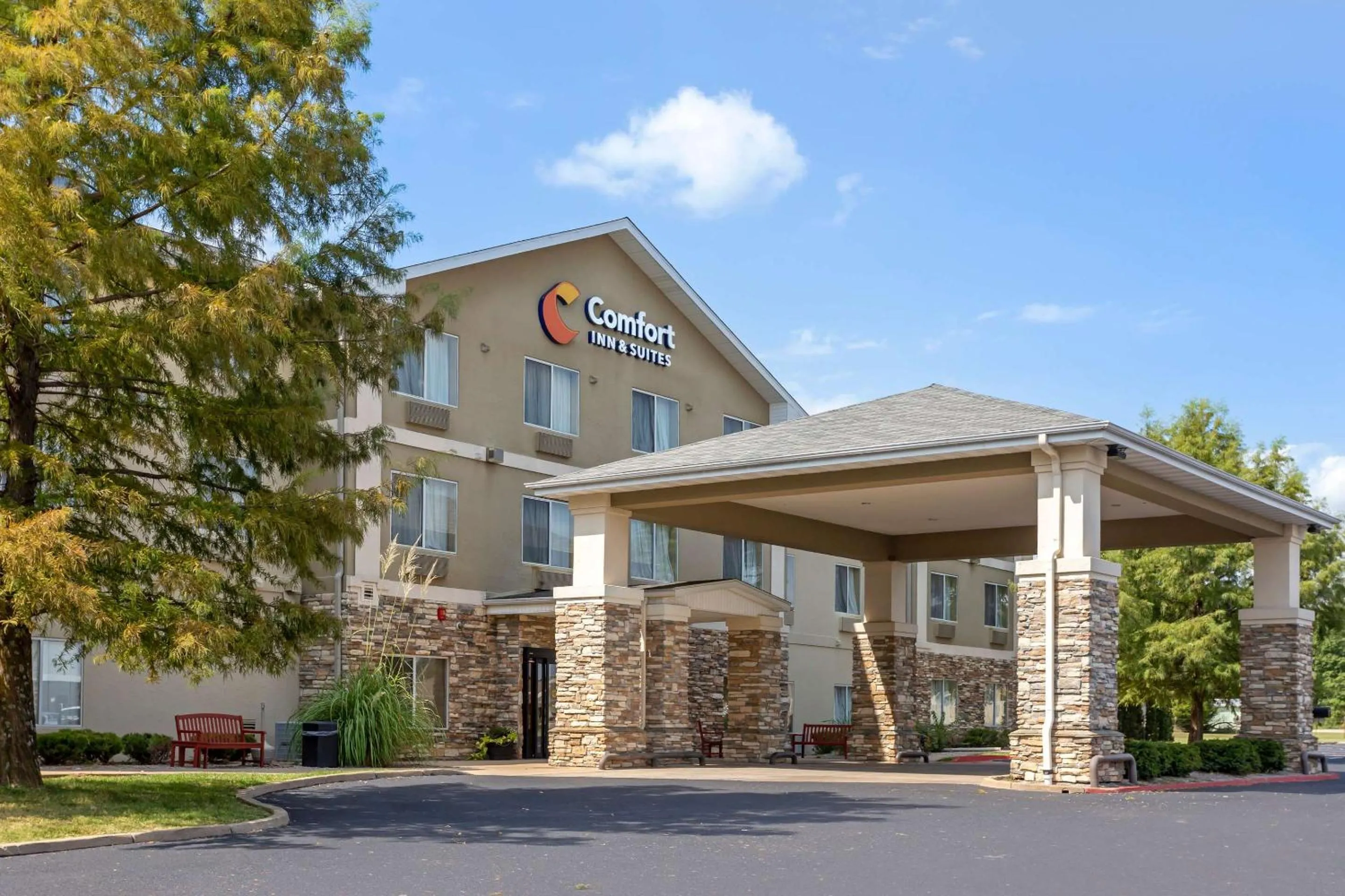 Property building in Comfort Inn & Suites Pittsburg KS