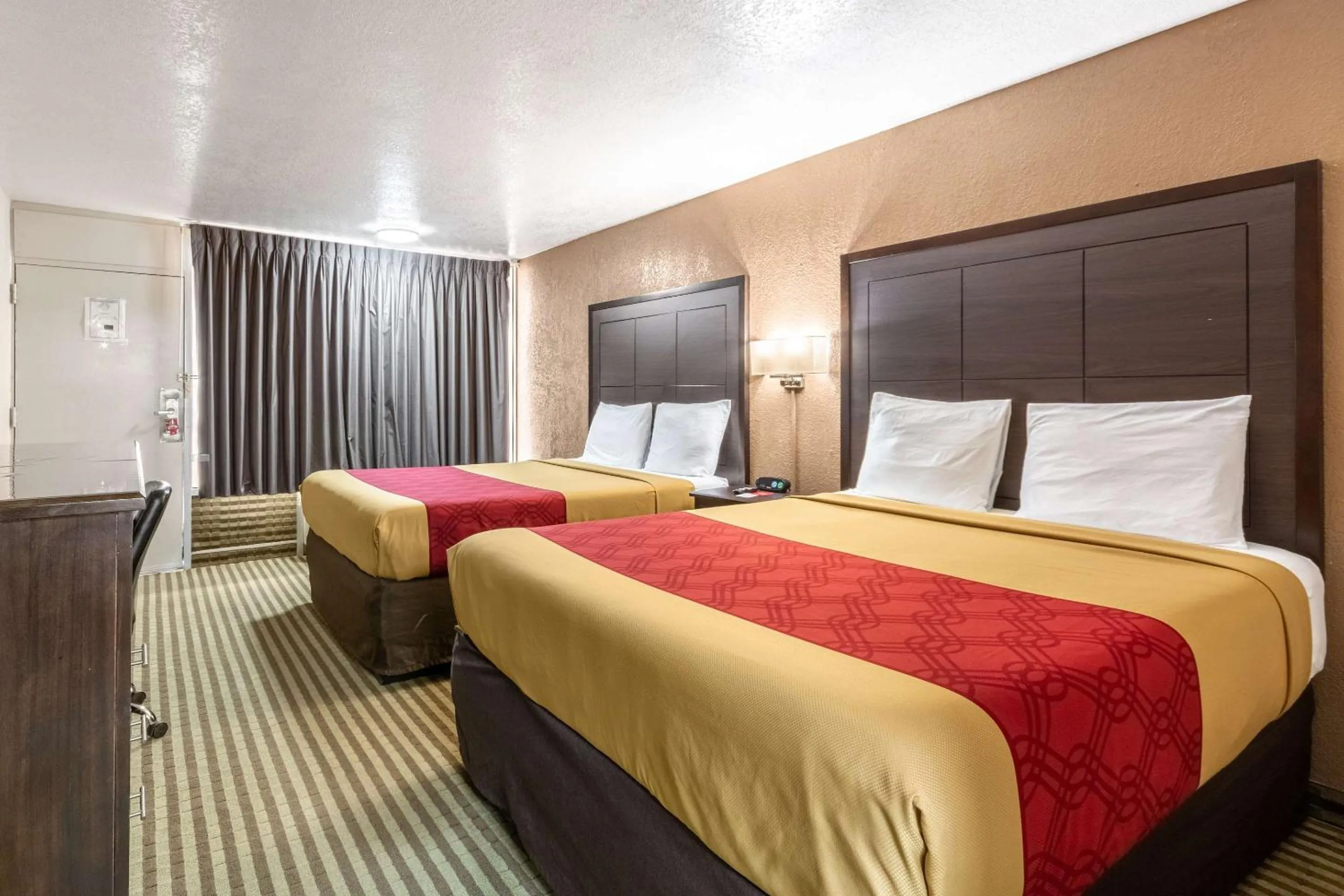 Bedroom, Bed in Econo Lodge Winfield