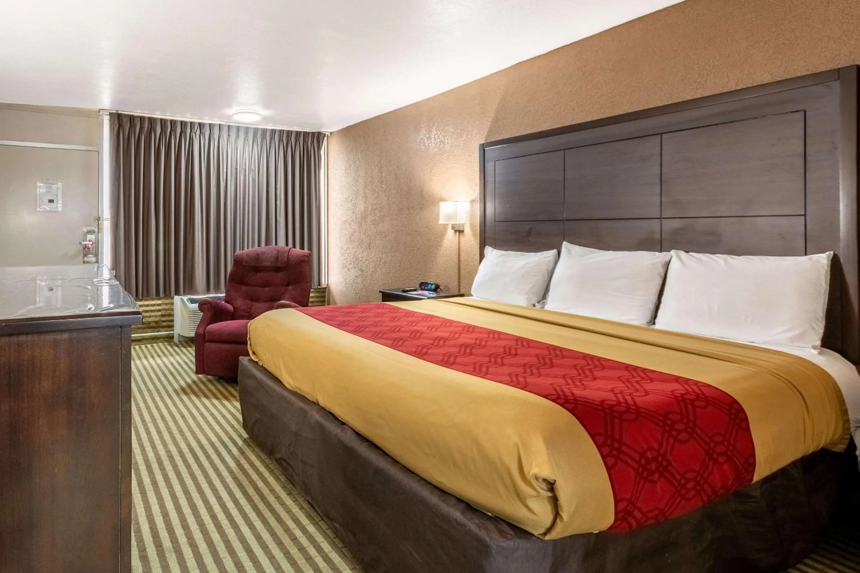 King Room - Non-Smoking in Econo Lodge Winfield