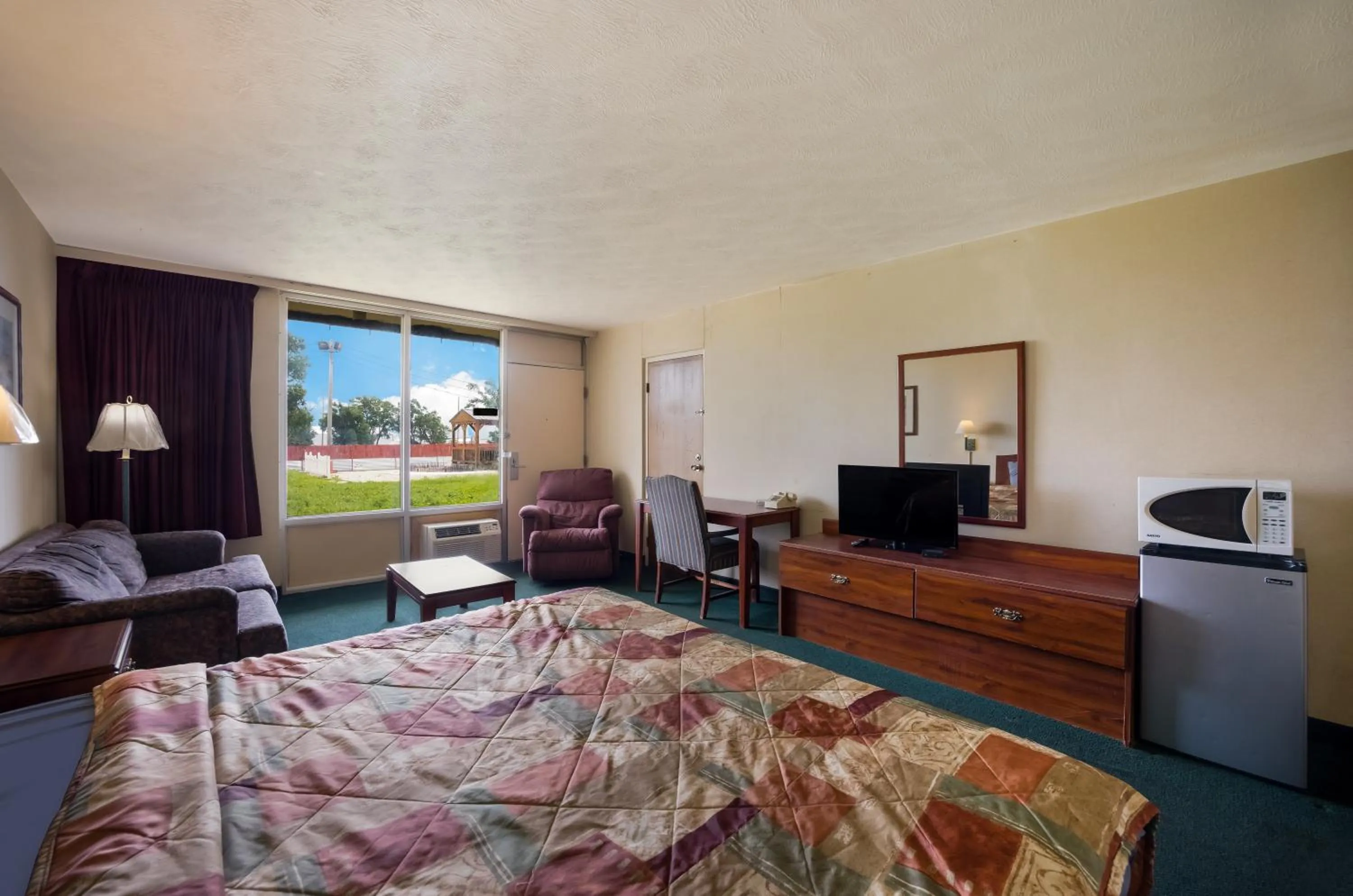 Seating area, Bed in Travelodge by Wyndham Oakley