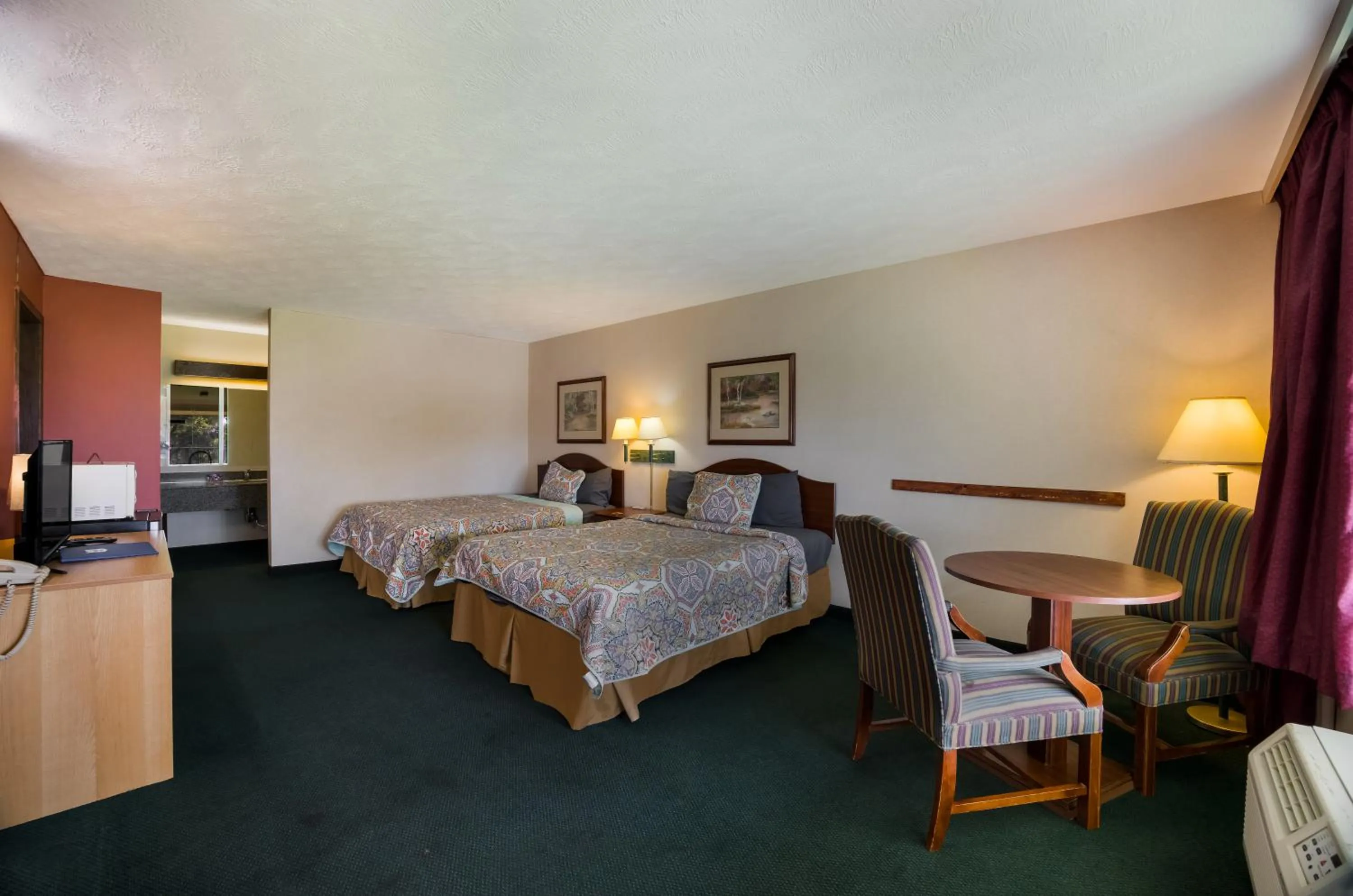 Seating area, Bed in Travelodge by Wyndham Oakley