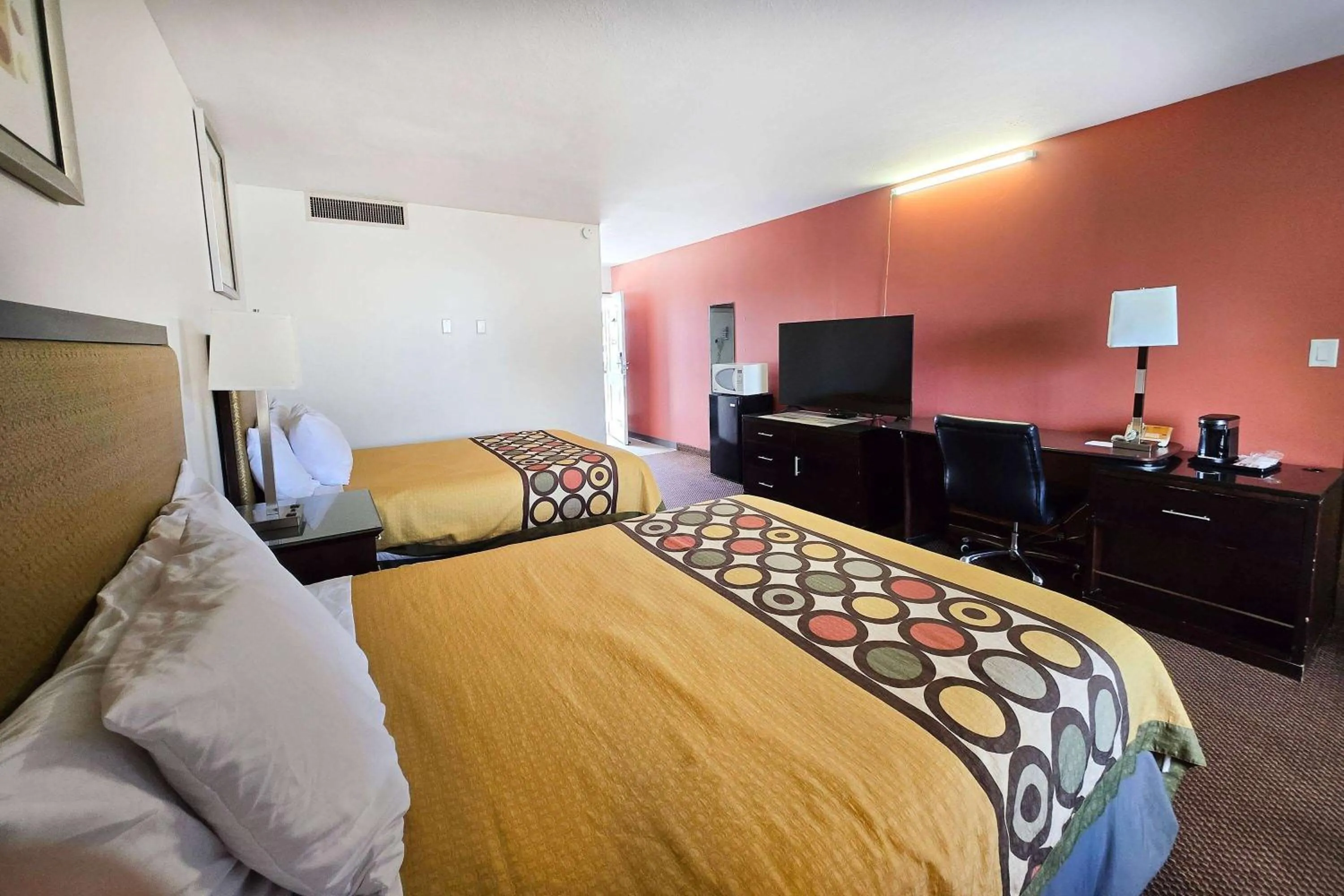 Photo of the whole room, Bed in Travelodge by Wyndham Oakley