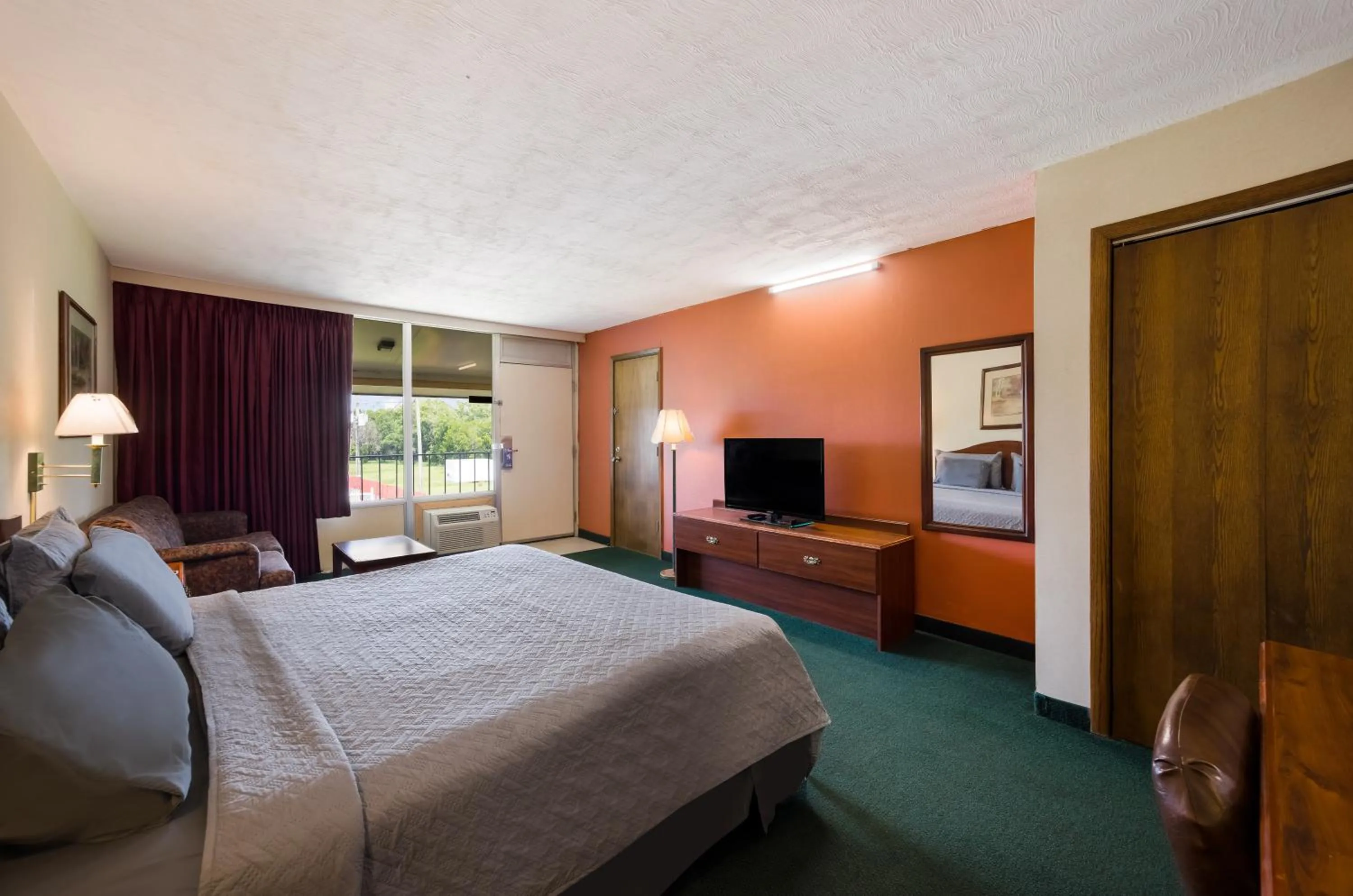 Bed in Travelodge by Wyndham Oakley