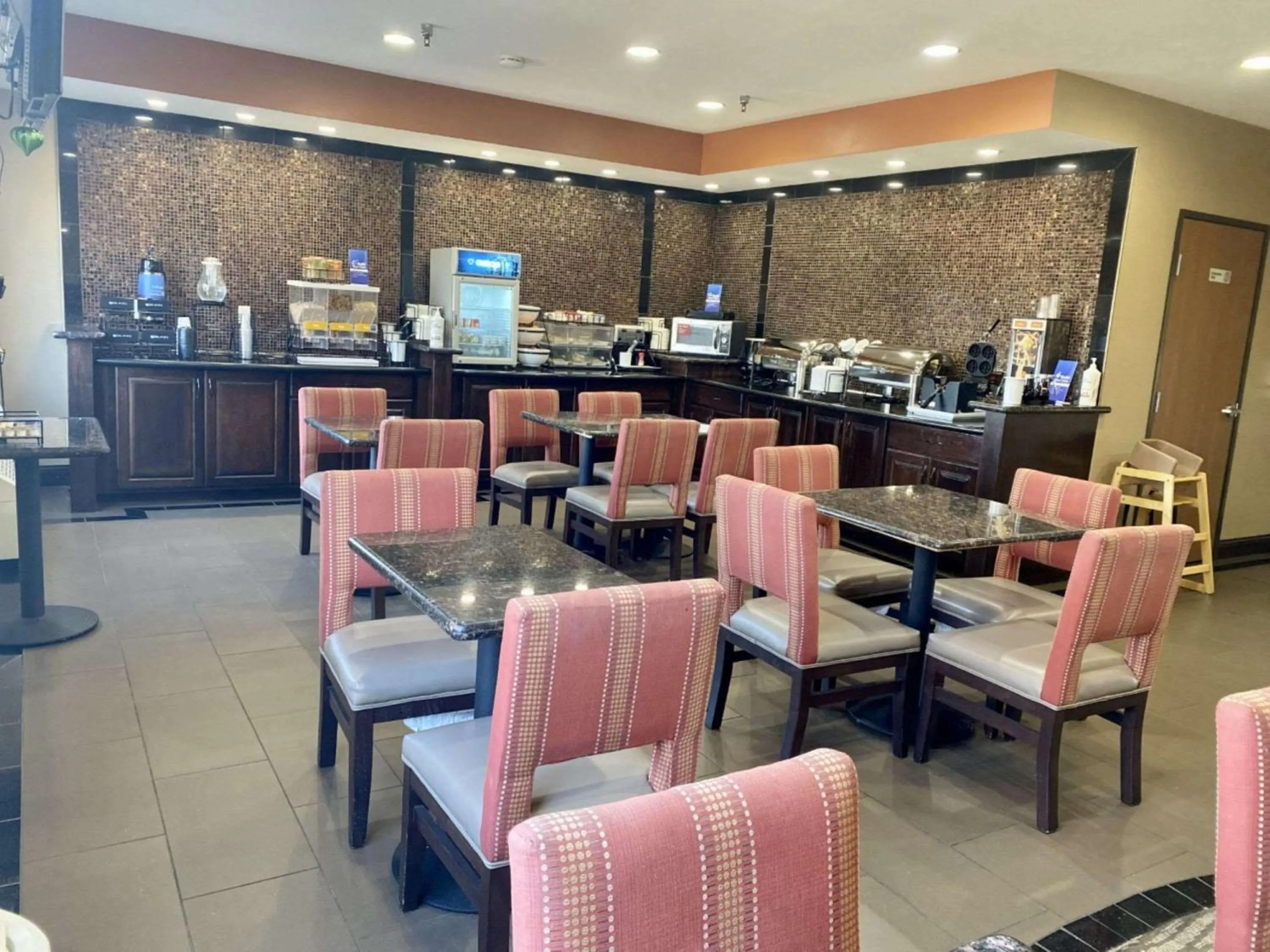 Restaurant/places to eat in Best Western Emporia Inn