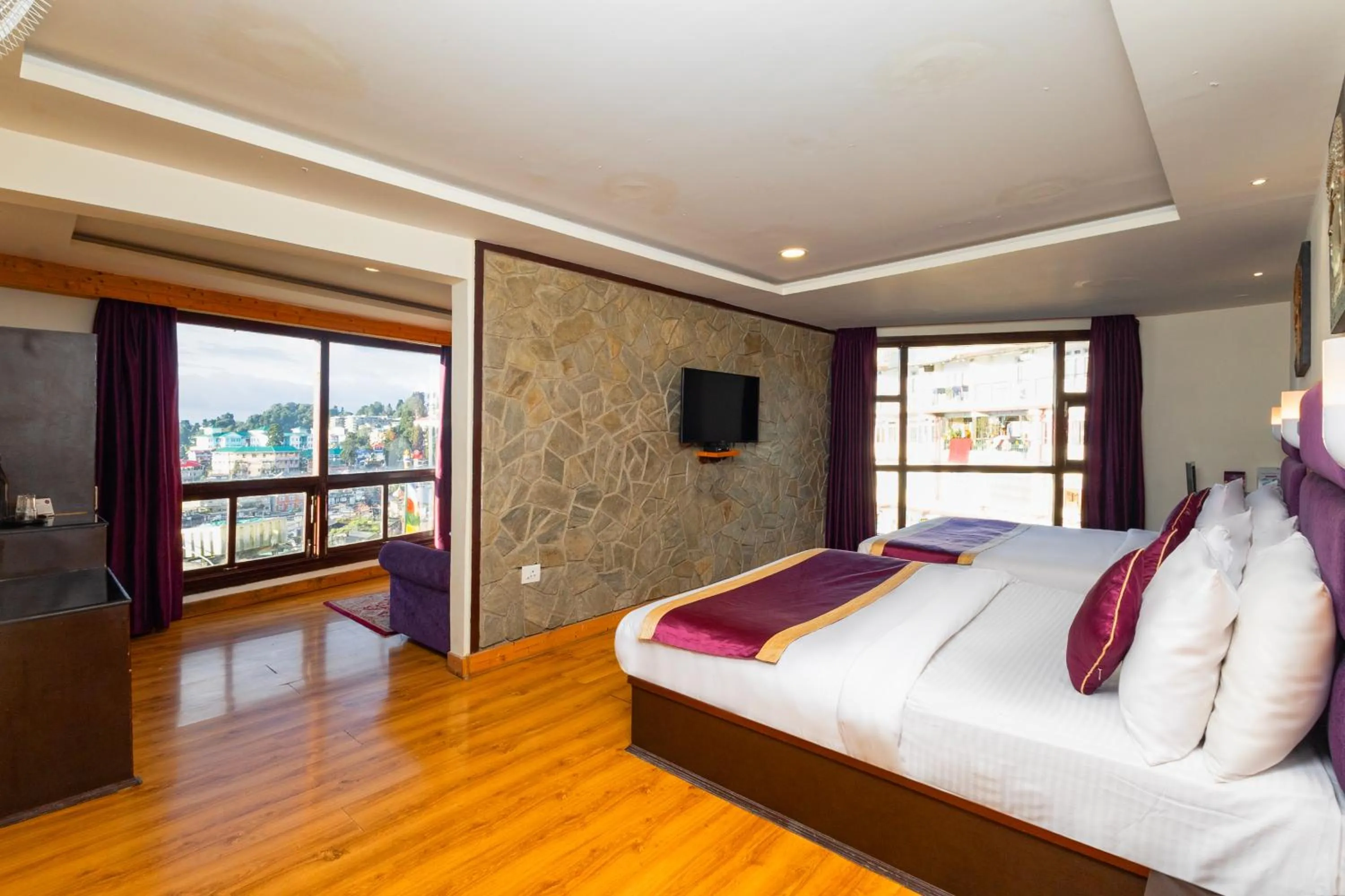 Bedroom, Bed in Sumitel Hotel 500 meters from Mall Road
