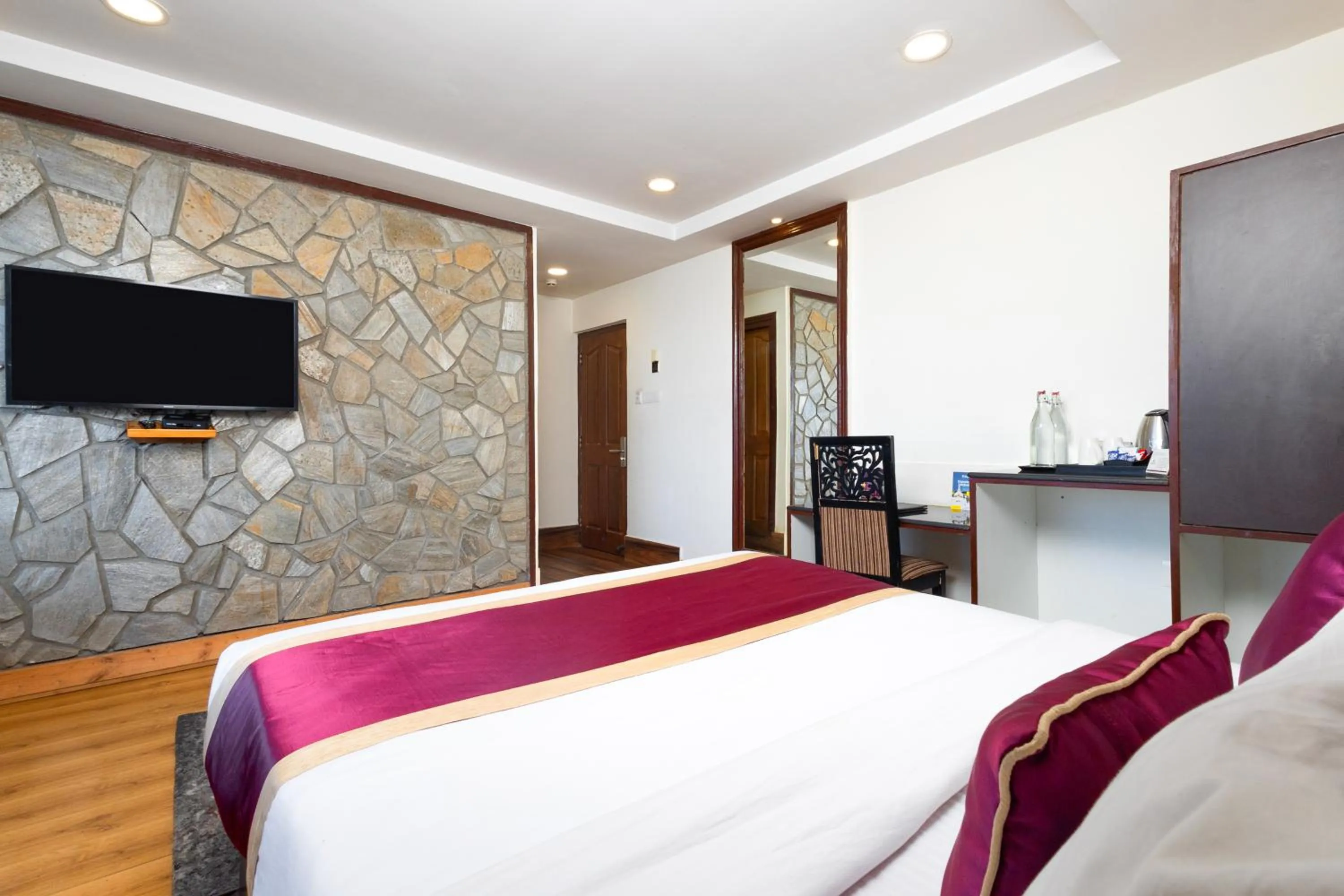 Bedroom, Bed in Sumitel Hotel 500 meters from Mall Road