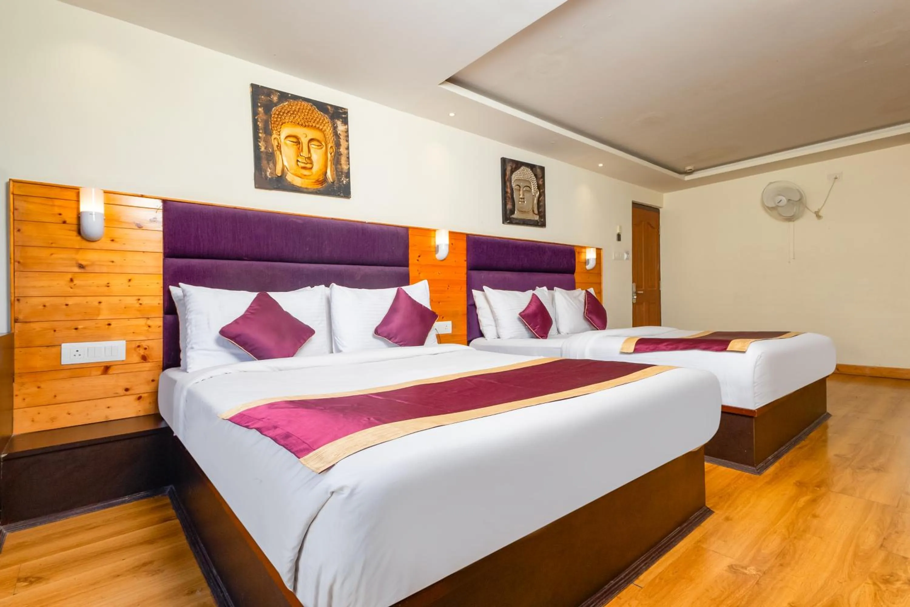 Bedroom, Bed in Sumitel Hotel 500 meters from Mall Road