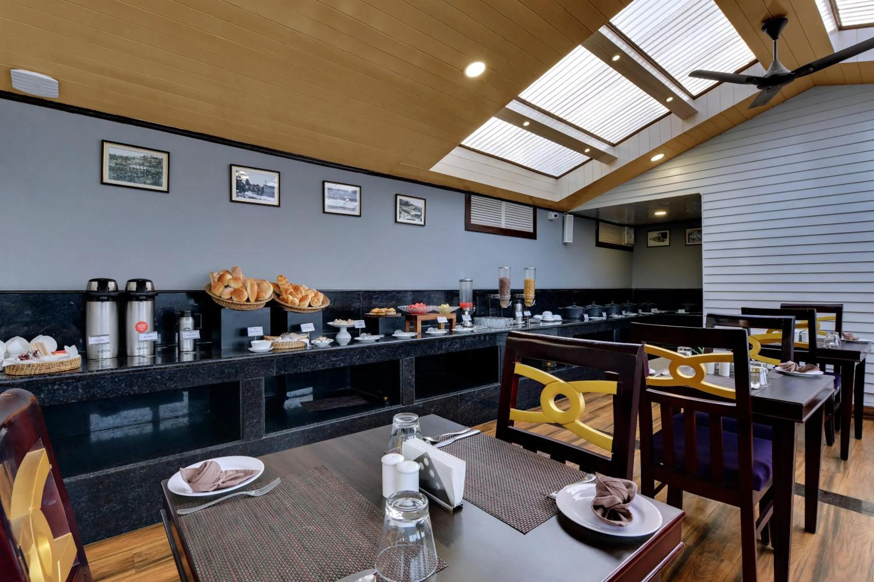 Restaurant/places to eat in Sumitel Hotel 500 meters from Mall Road