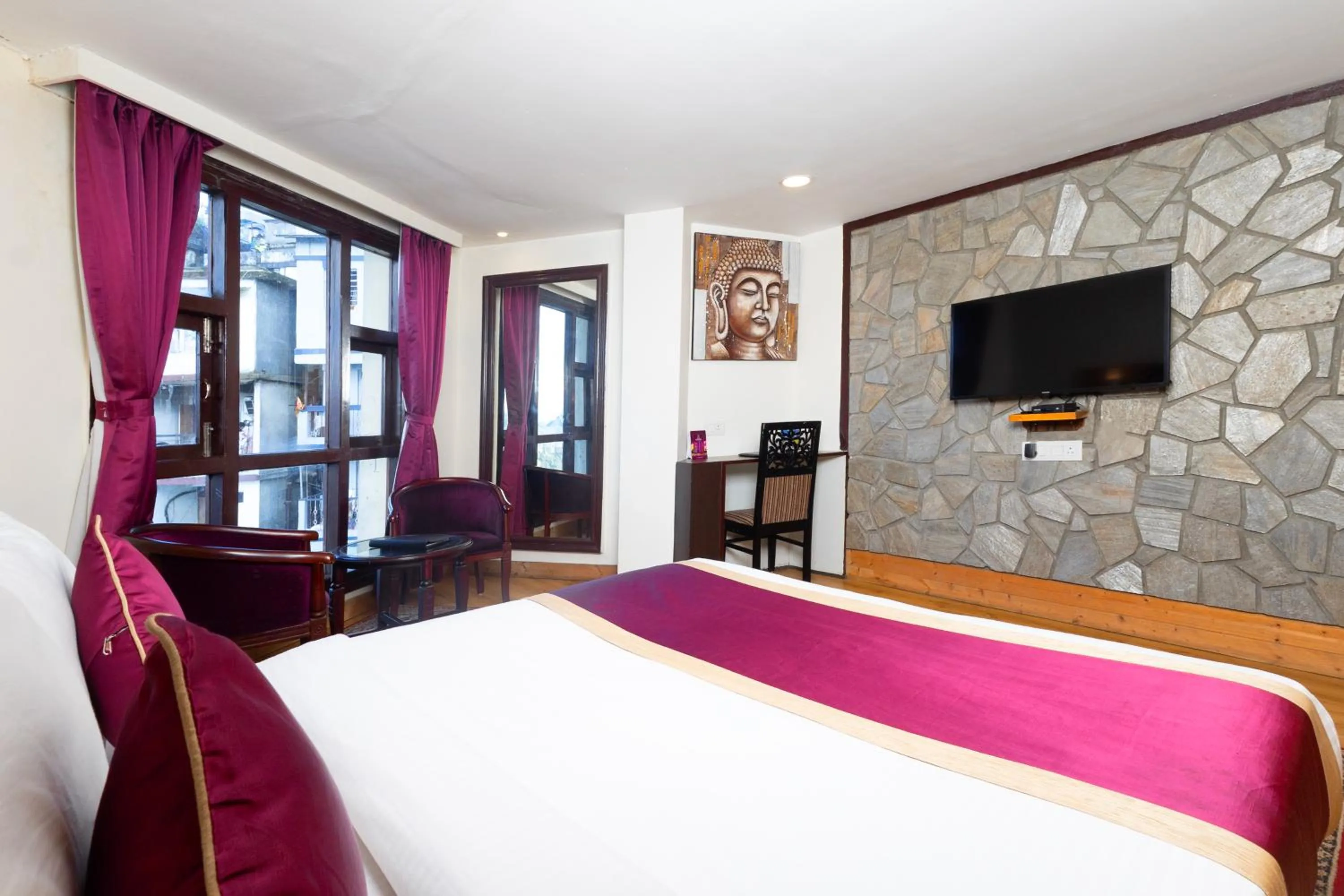 Bedroom, Bed in Sumitel Hotel 500 meters from Mall Road