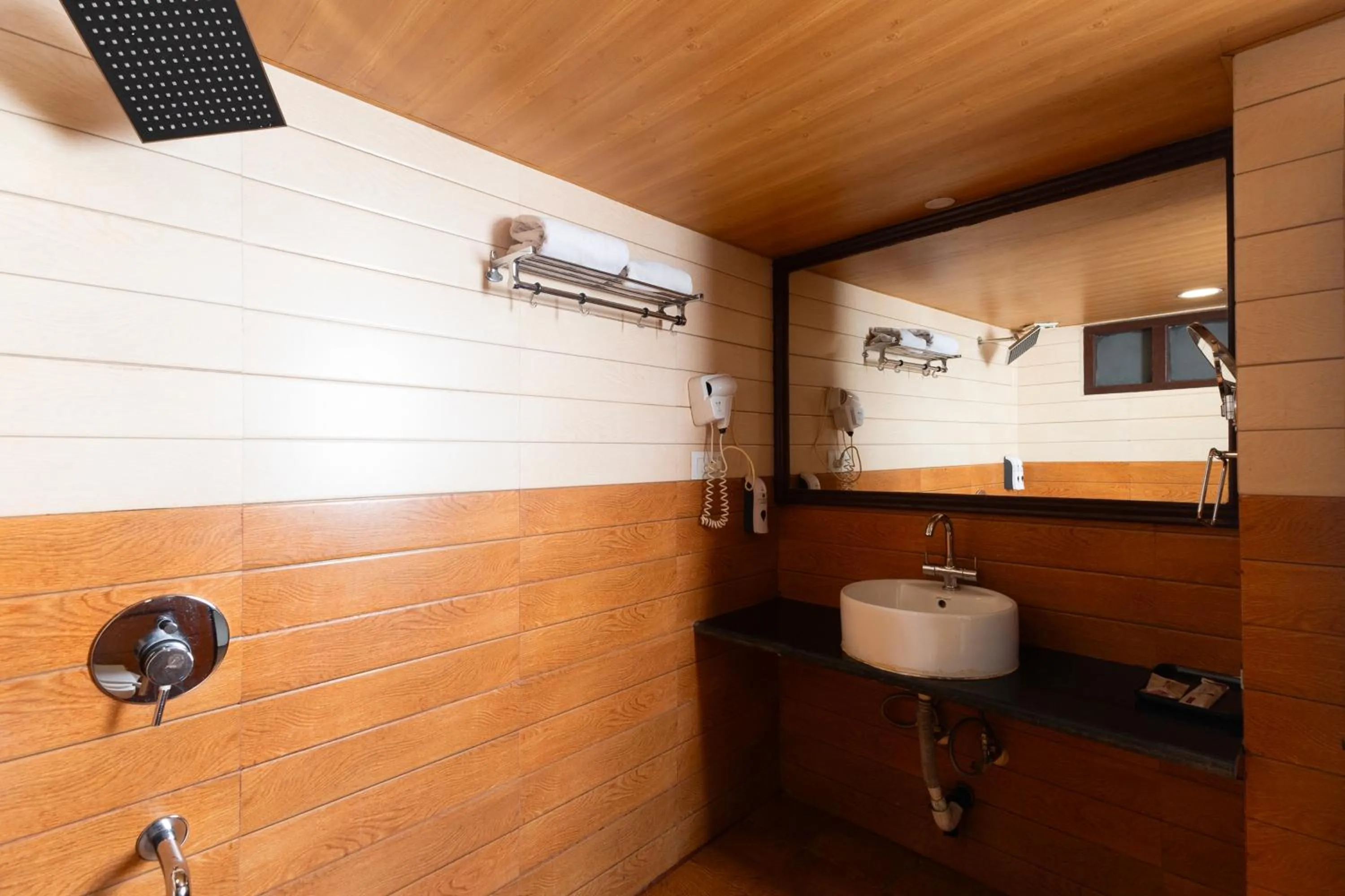 Bathroom in Sumitel Hotel 500 meters from Mall Road