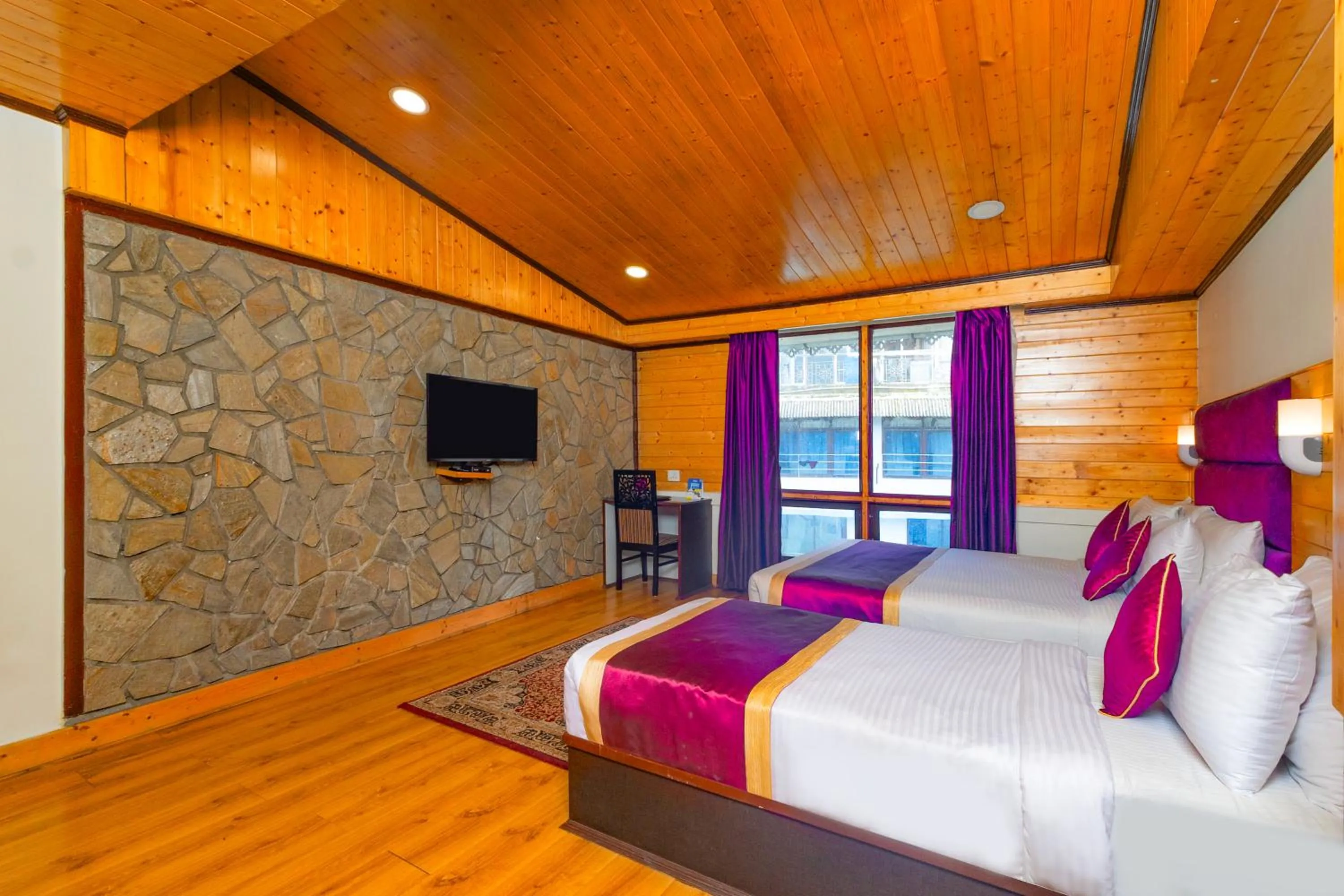 Bed in Sumitel Hotel 500 meters from Mall Road