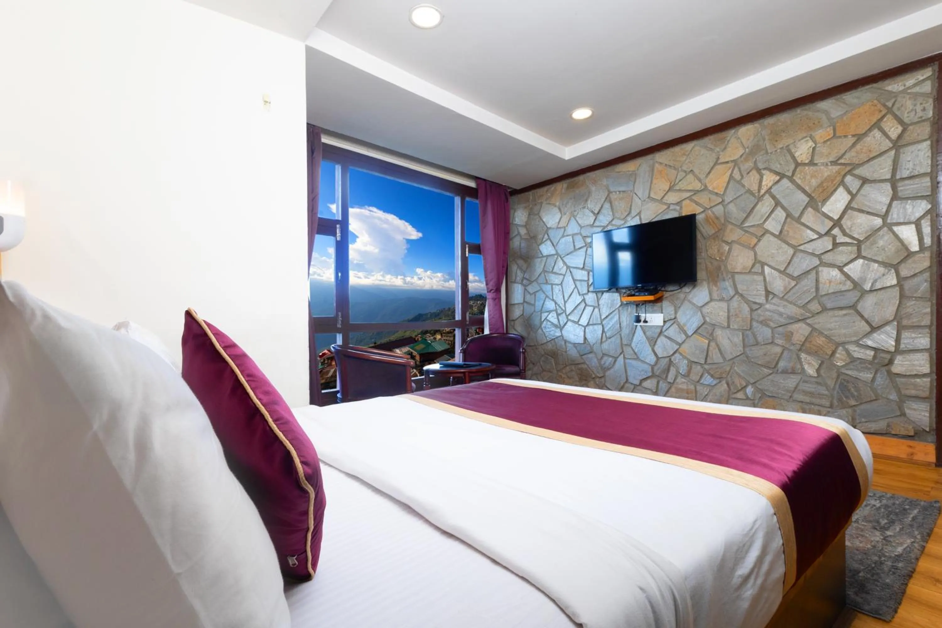 Bedroom, Bed in Sumitel Hotel 500 meters from Mall Road