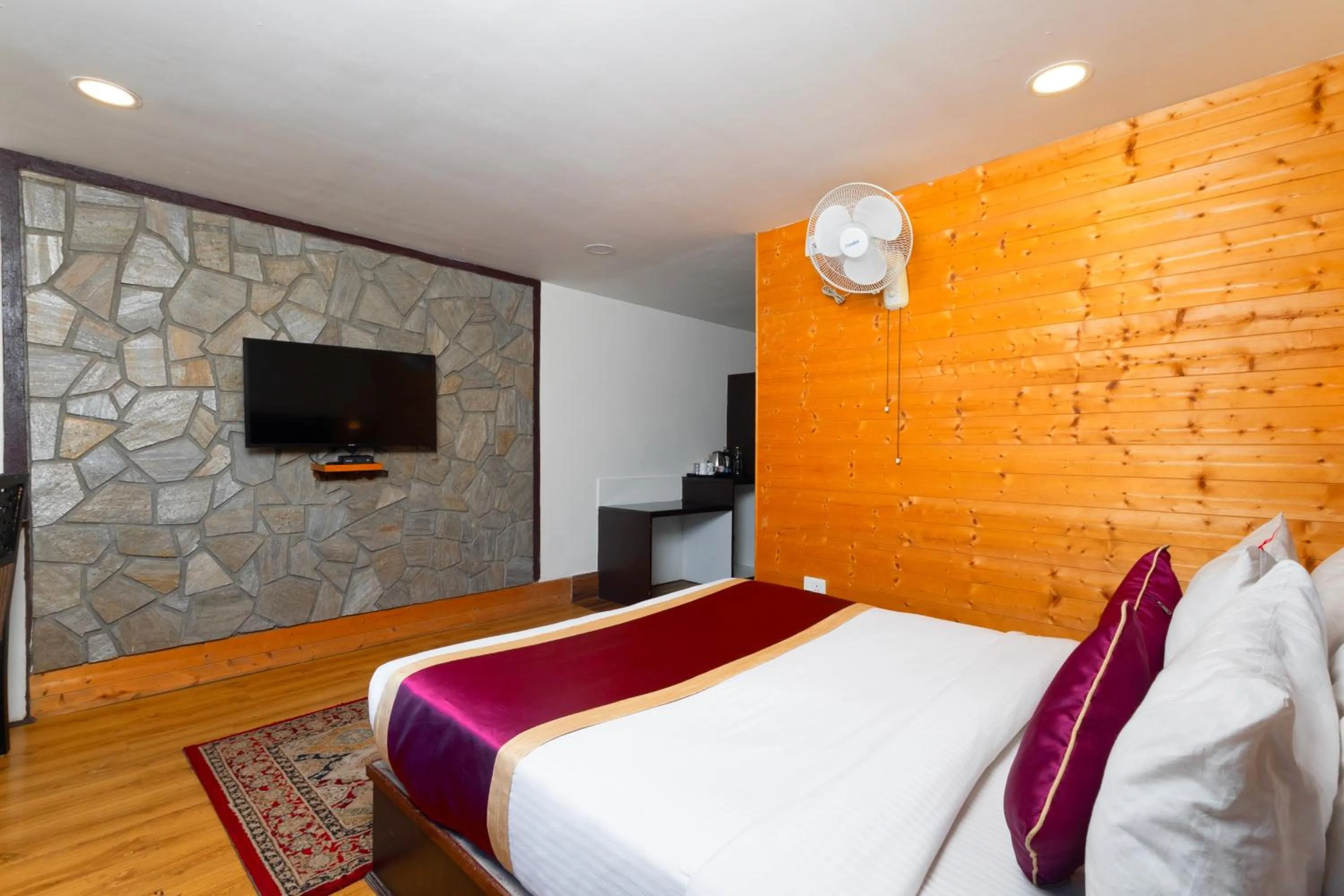 Bed in Sumitel Hotel 500 meters from Mall Road