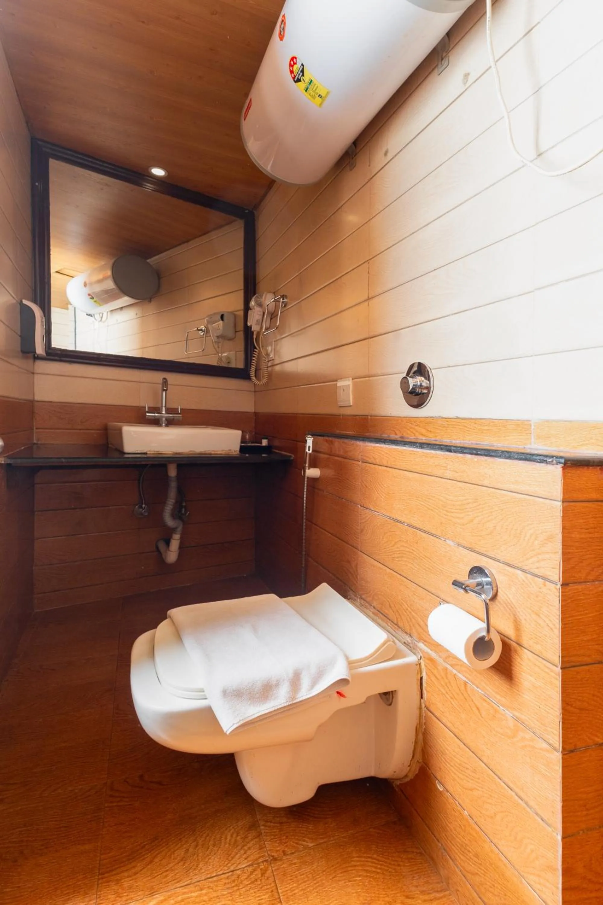 Bathroom in Sumitel Hotel 500 meters from Mall Road