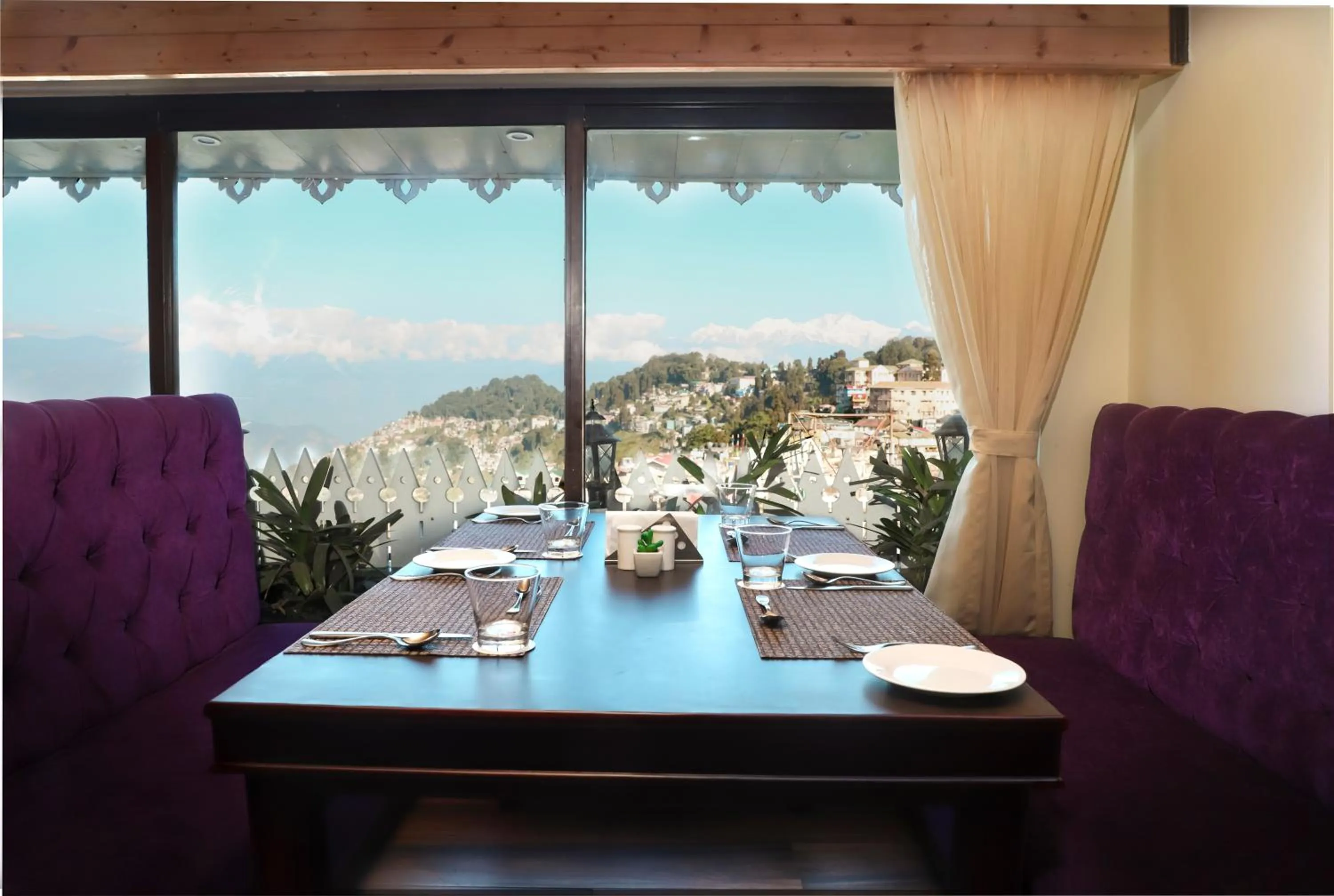 Restaurant/places to eat in Sumitel Hotel 500 meters from Mall Road