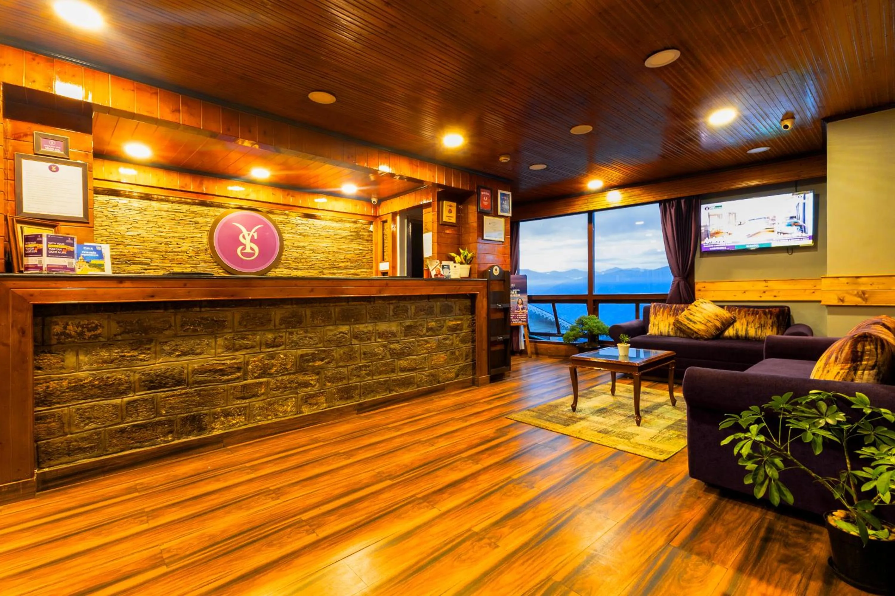 Lobby or reception in Sumitel Hotel 500 meters from Mall Road