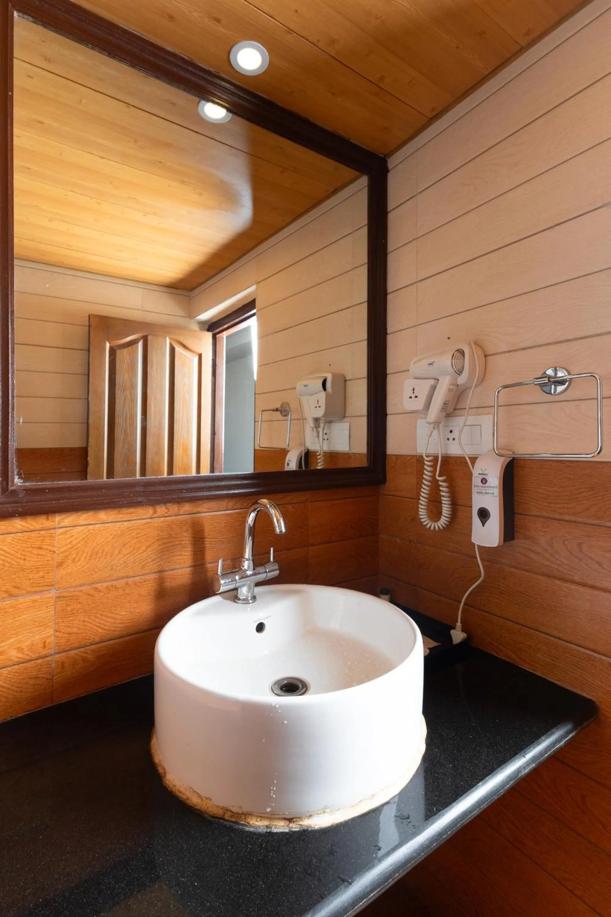 Bathroom in Sumitel Hotel 500 meters from Mall Road