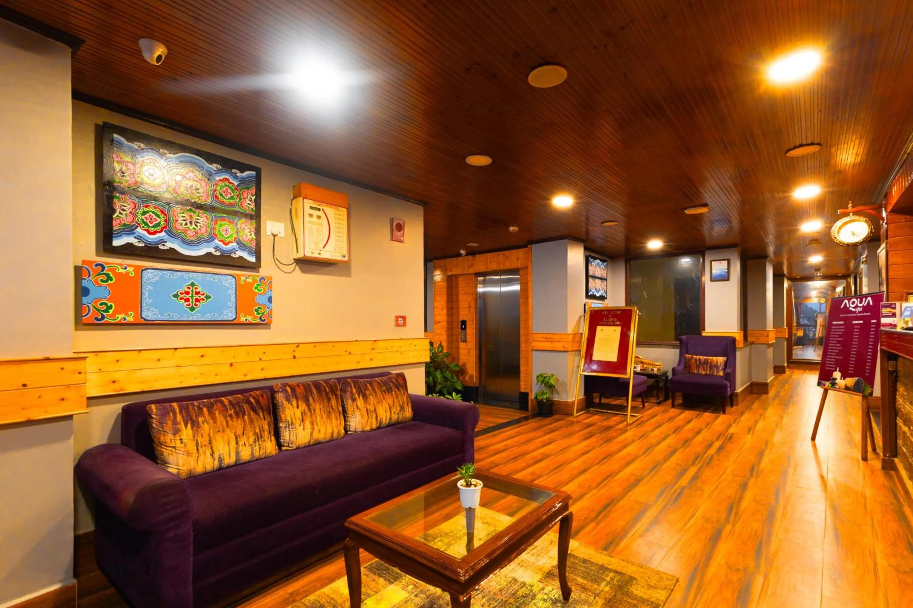 Lobby or reception in Sumitel Hotel 500 meters from Mall Road