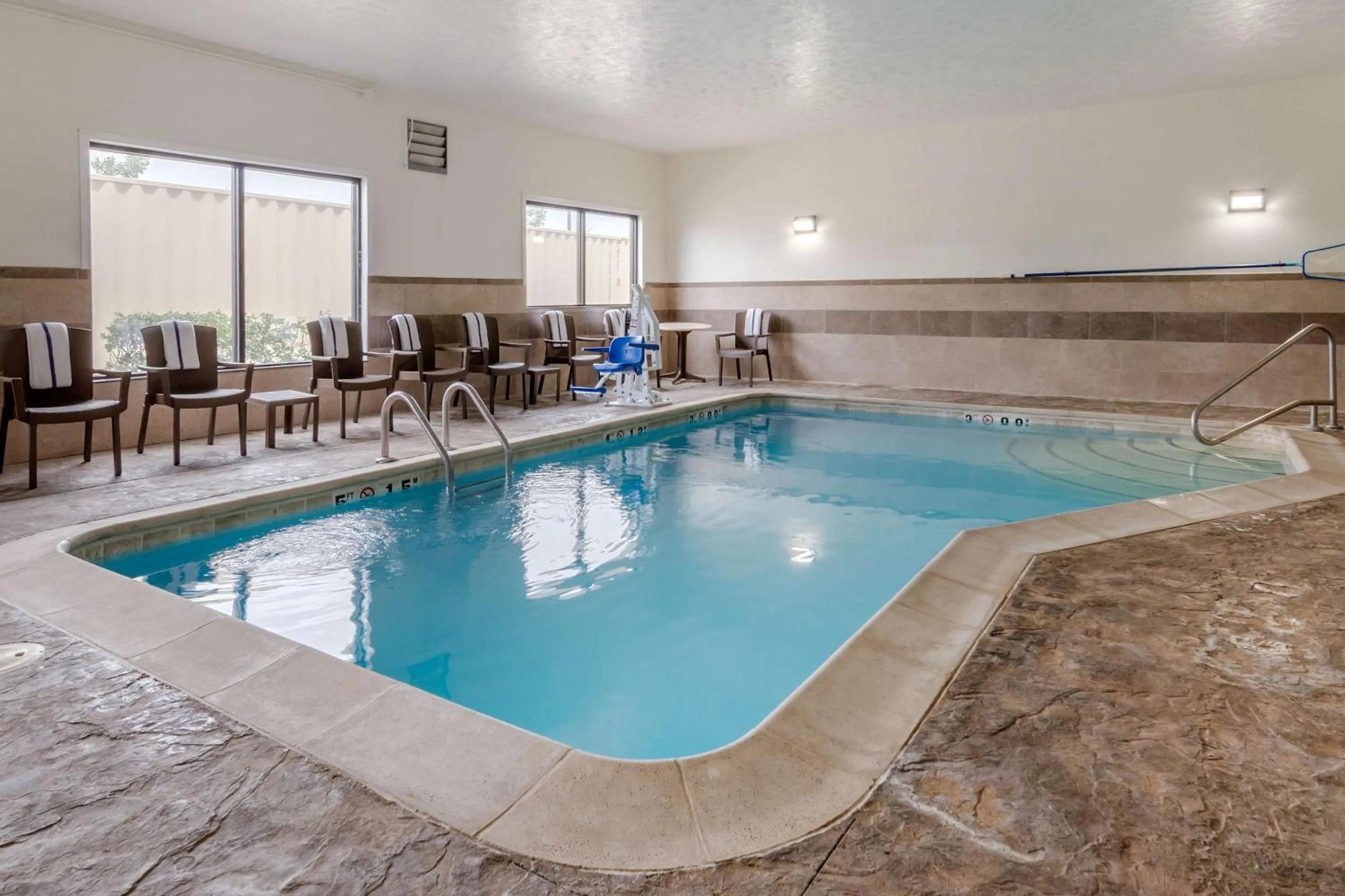 Swimming pool in Comfort Suites Speedway - Kansas City