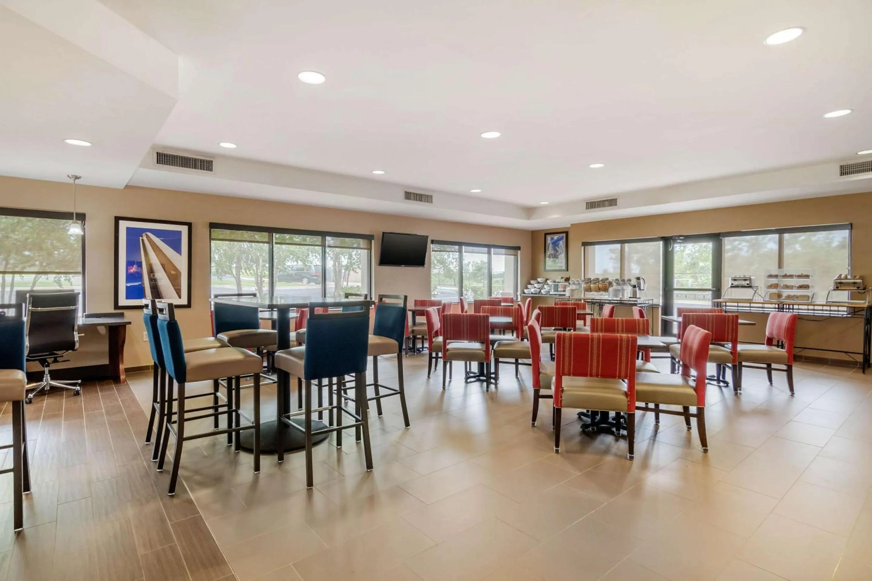 Breakfast in Comfort Suites Speedway - Kansas City