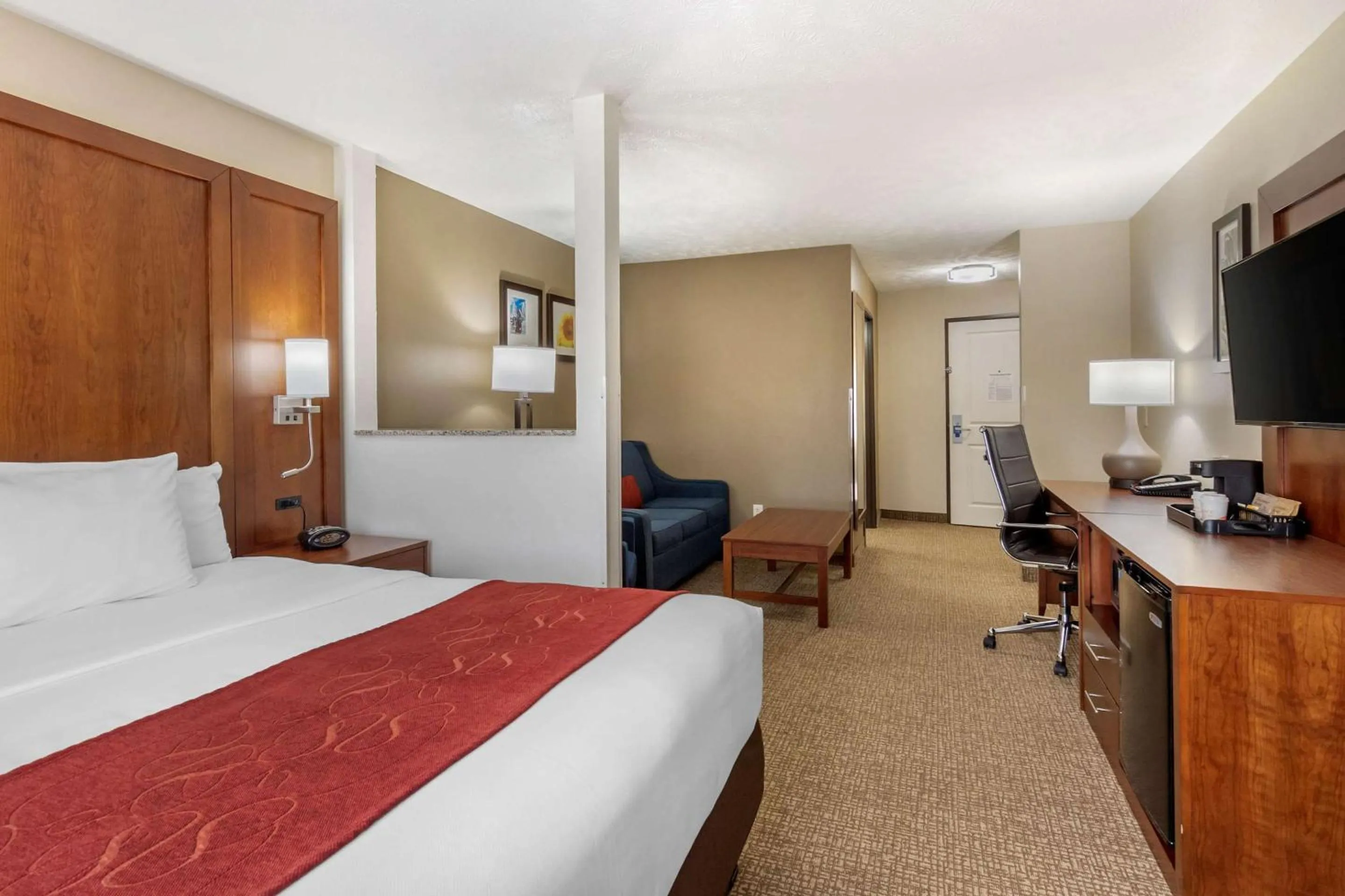 Bedroom, Bed in Comfort Suites Speedway - Kansas City