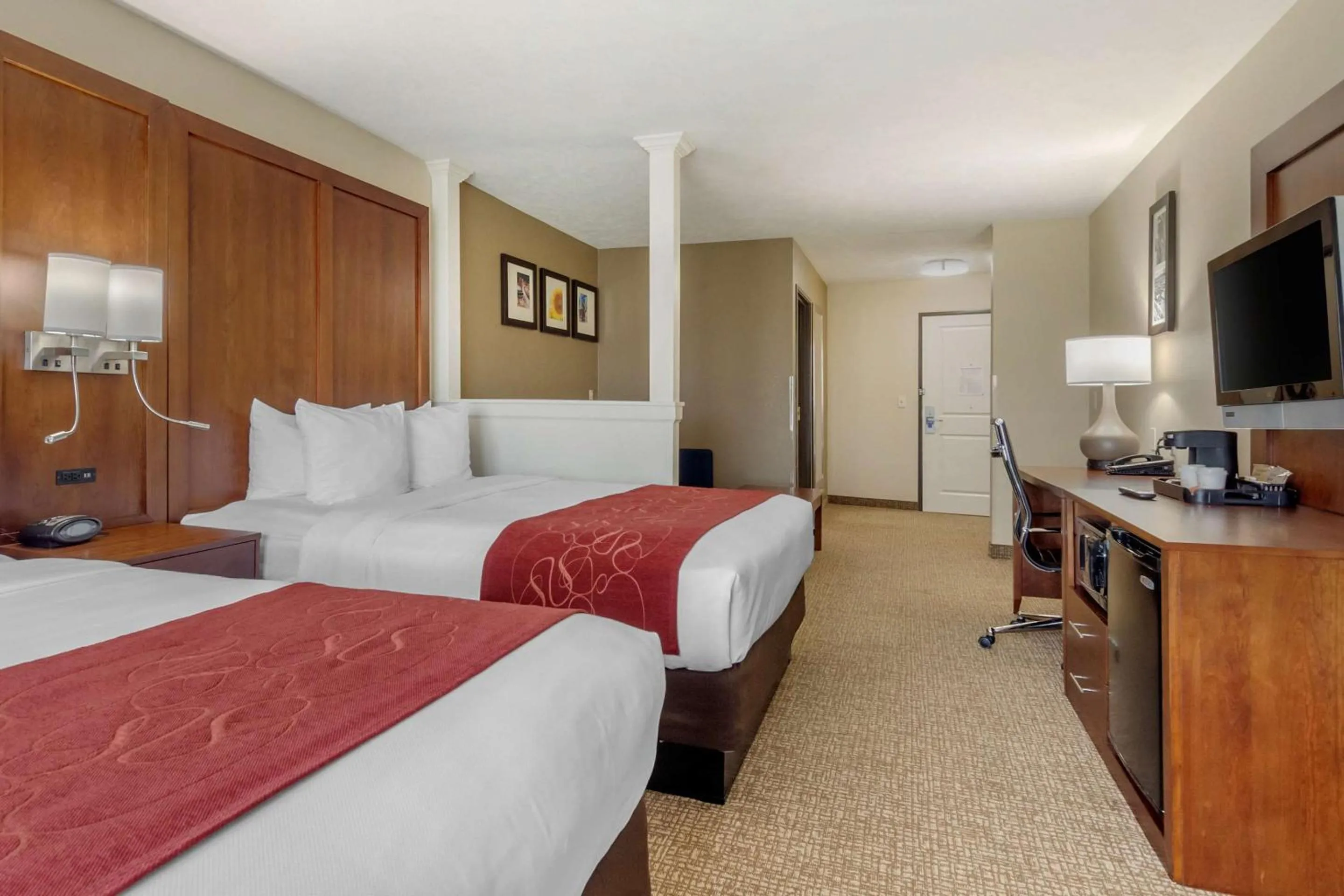 Bedroom, Bed in Comfort Suites Speedway - Kansas City