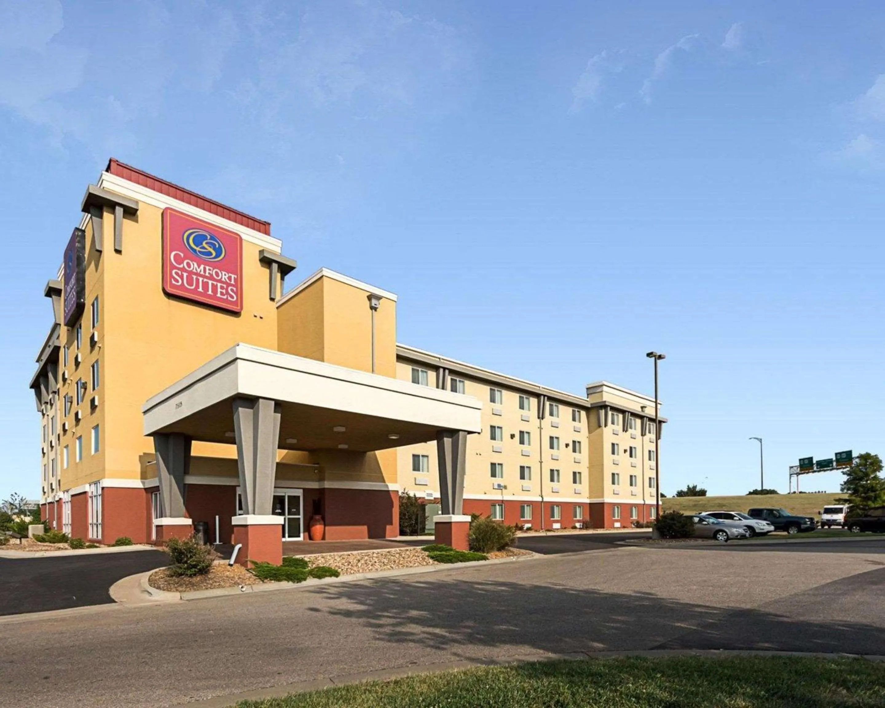 Property building in Comfort Suites Airport