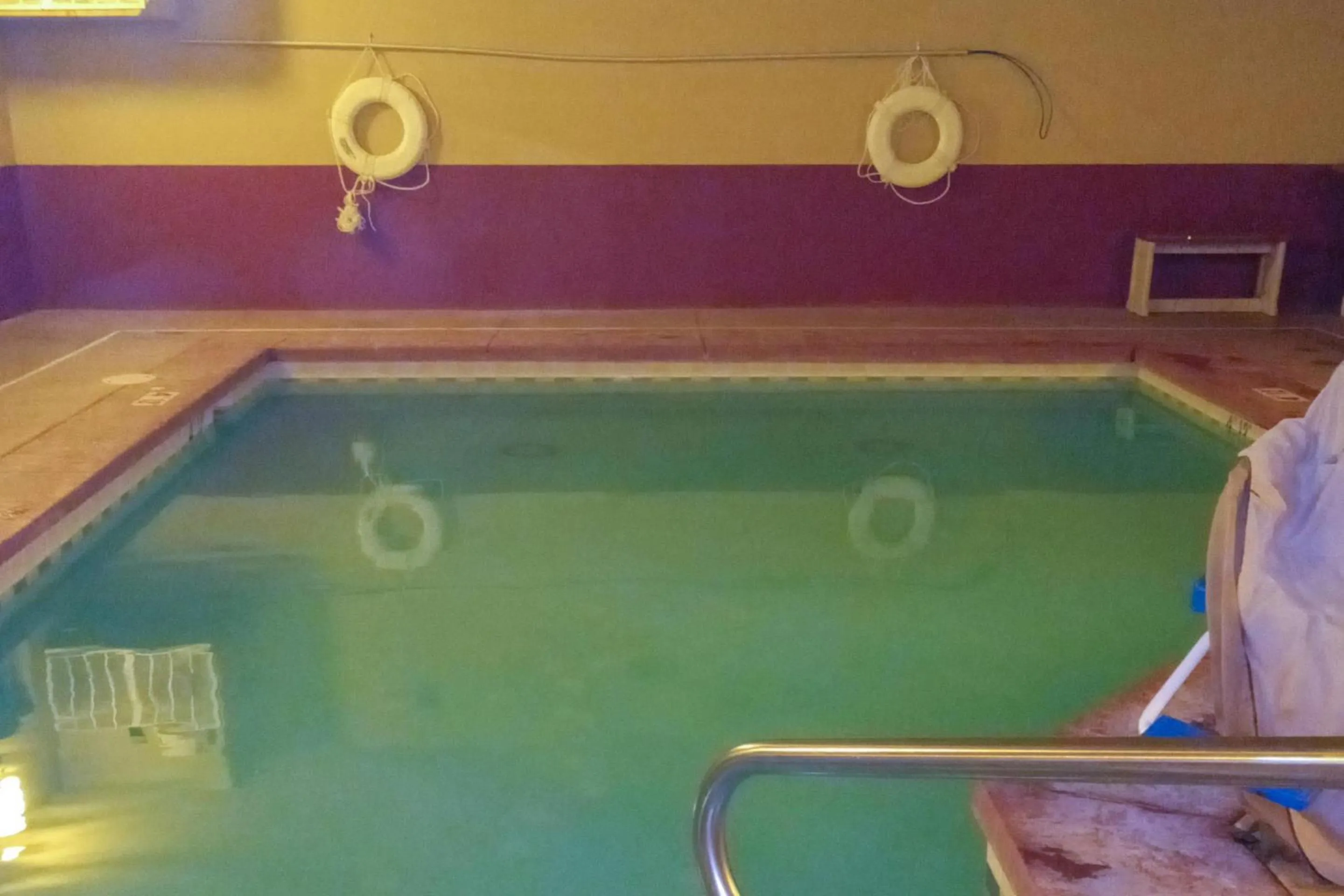 Swimming pool in Comfort Suites Airport