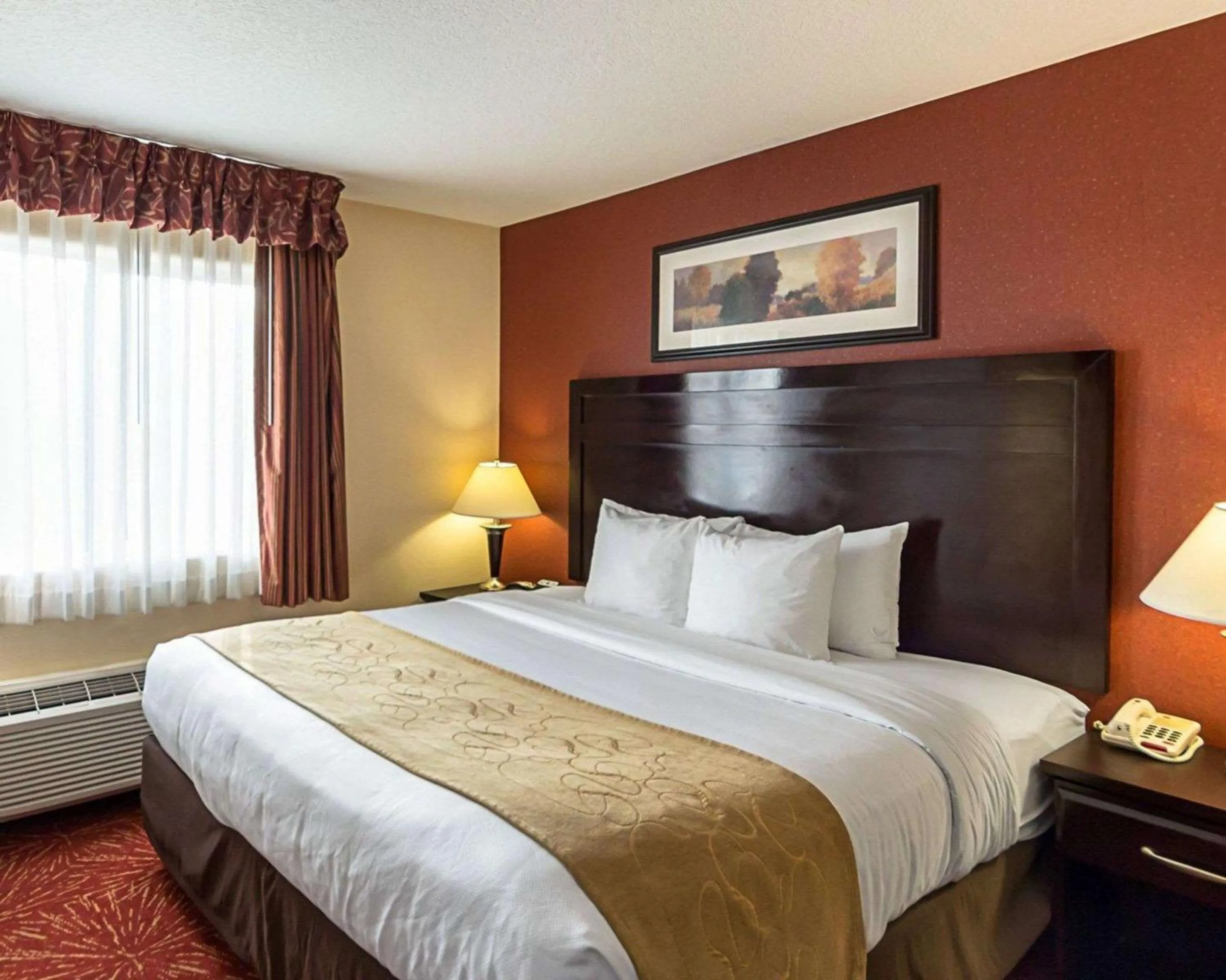 Bedroom, Bed in Comfort Suites Airport