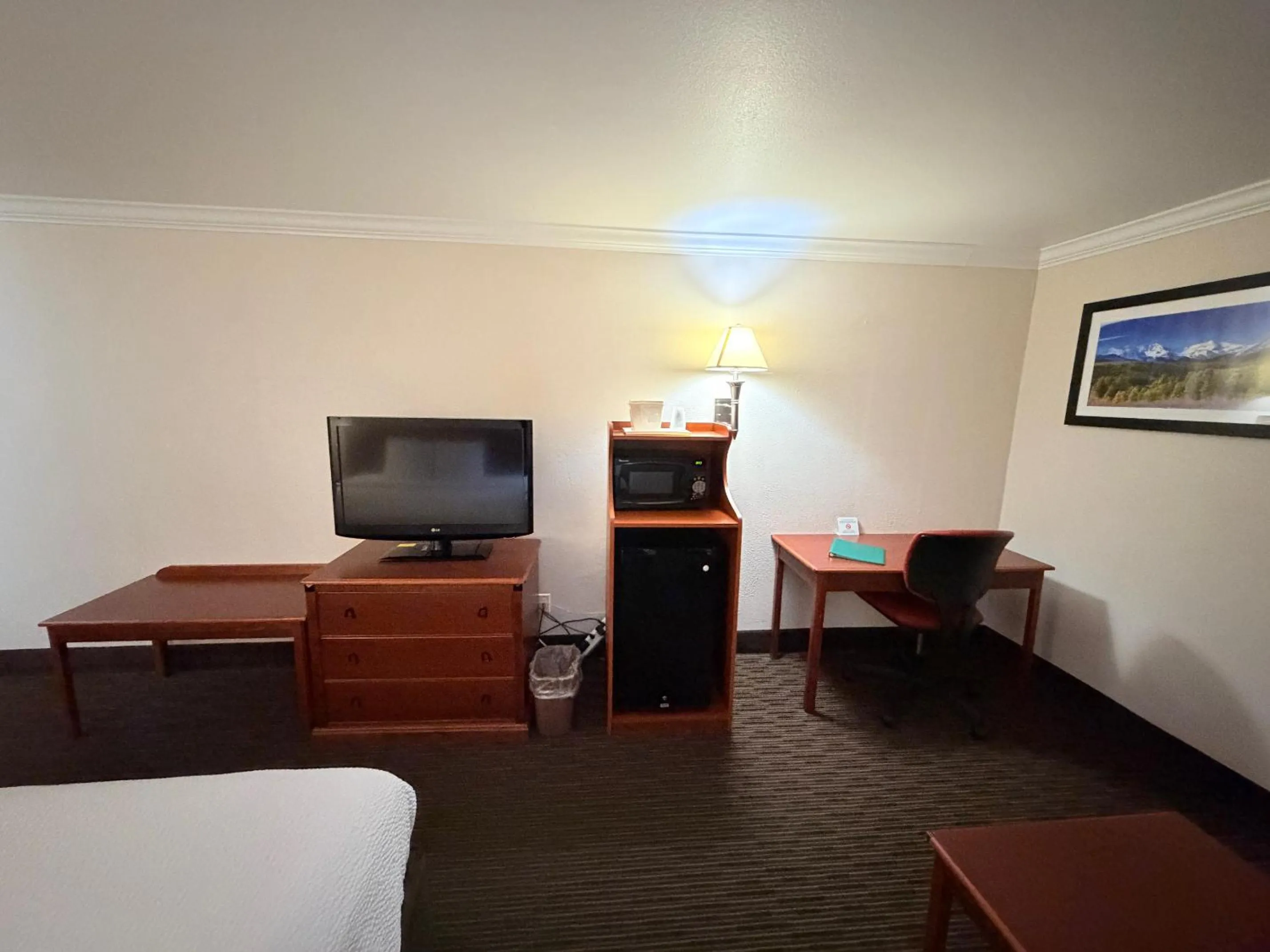 TV and multimedia, Bed in Sunflower Inn & Suites