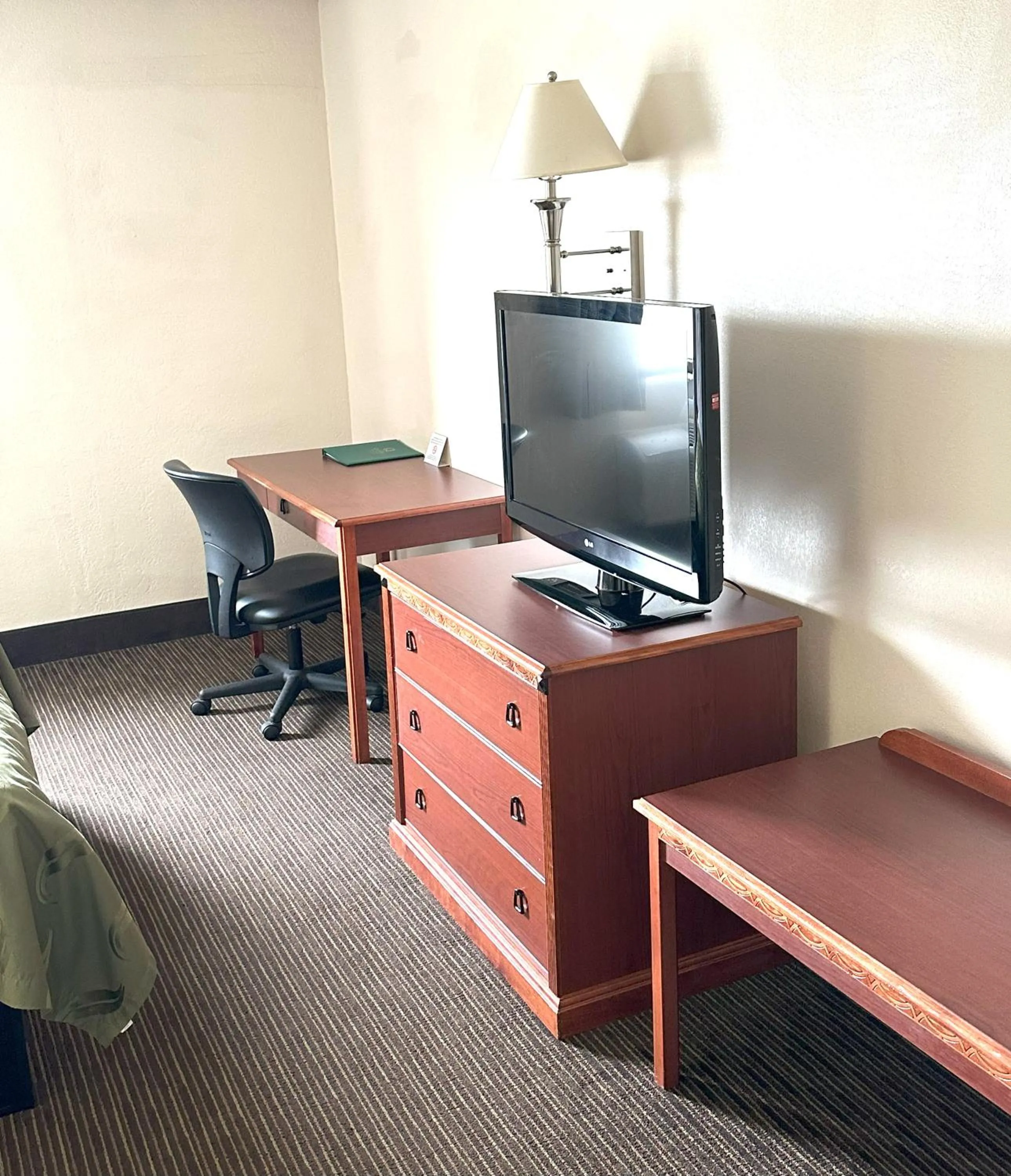 TV and multimedia in Sunflower Inn & Suites