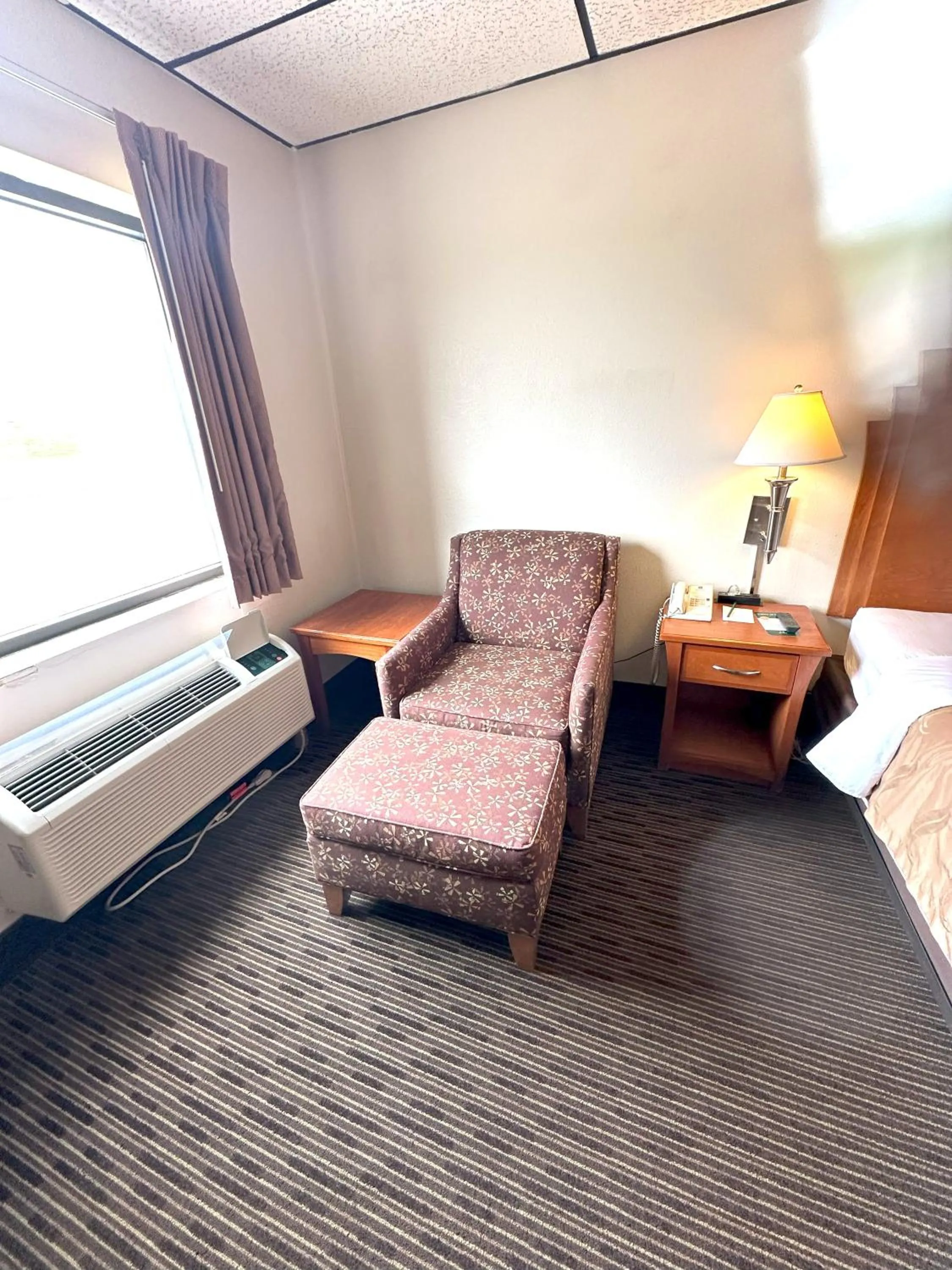 View (from property/room), Bed in Sunflower Inn & Suites