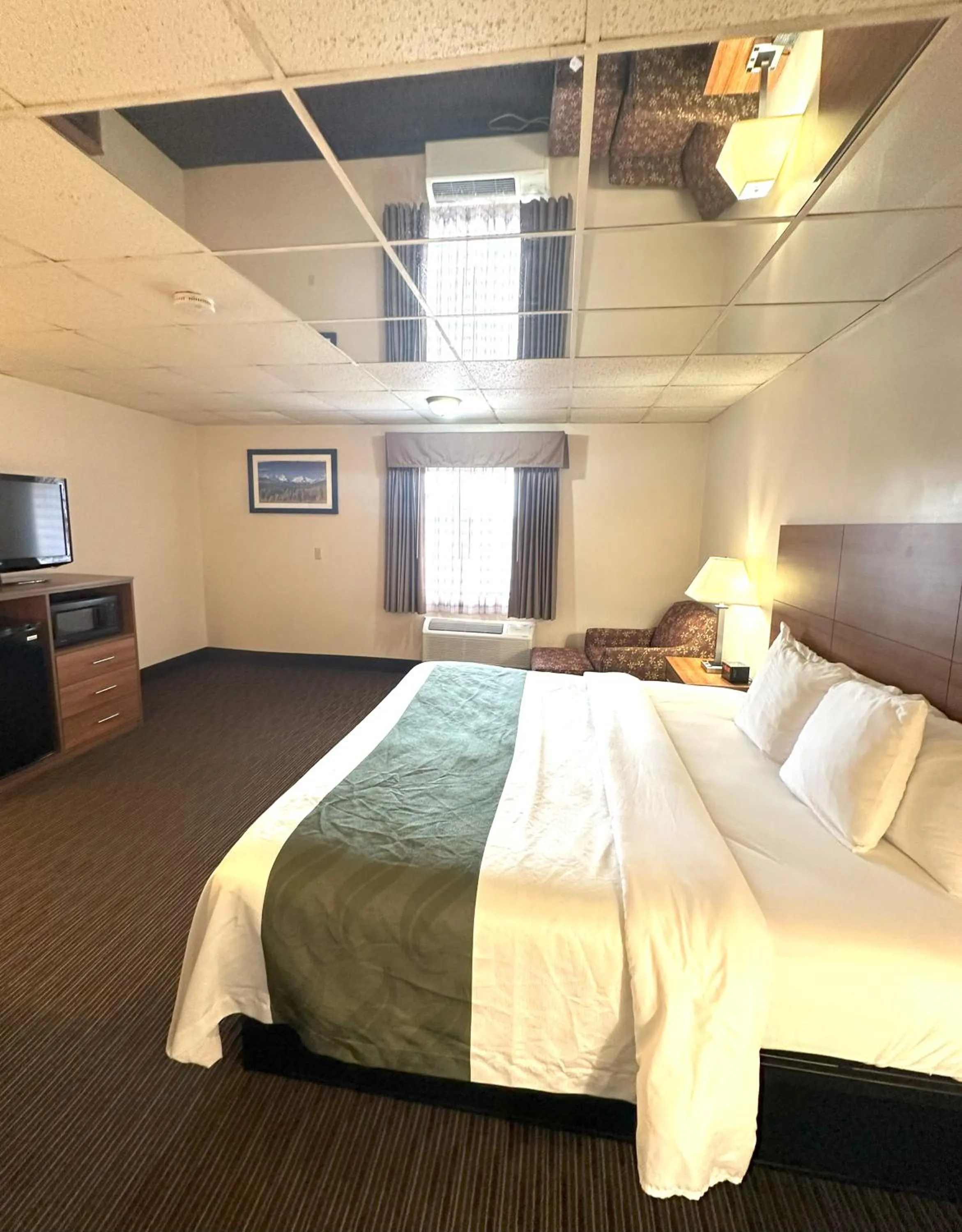 Bed in Sunflower Inn & Suites