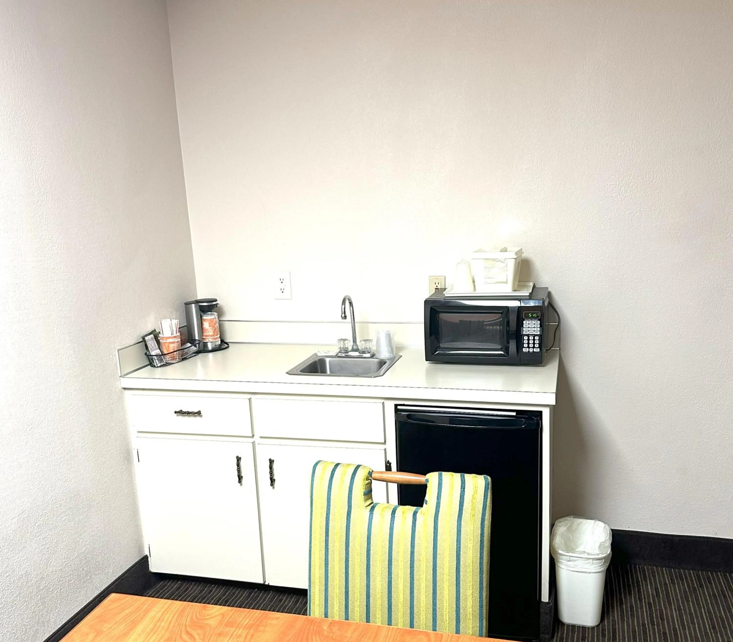 Dining area in Sunflower Inn & Suites