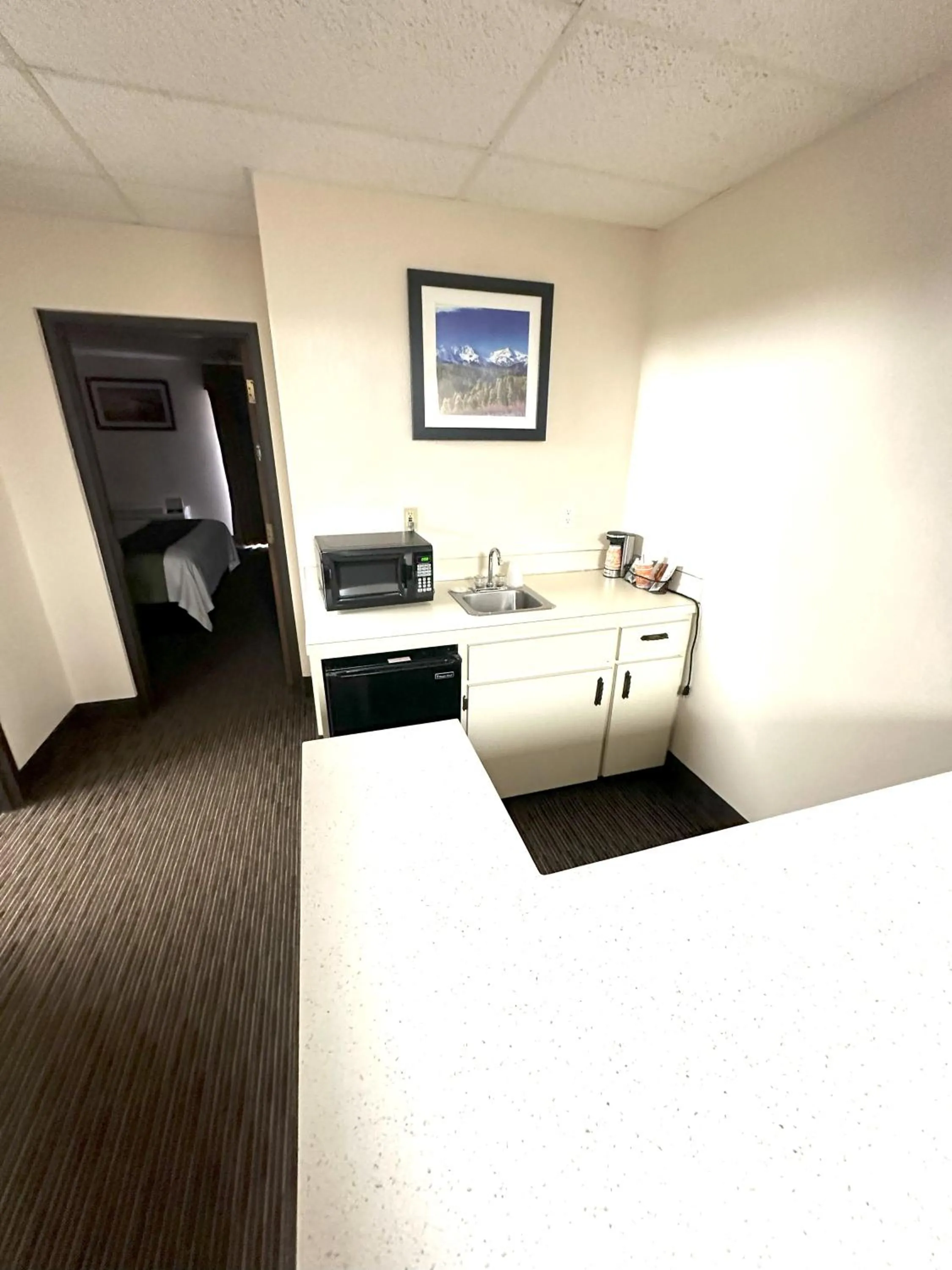 minibar, Bed in Sunflower Inn & Suites