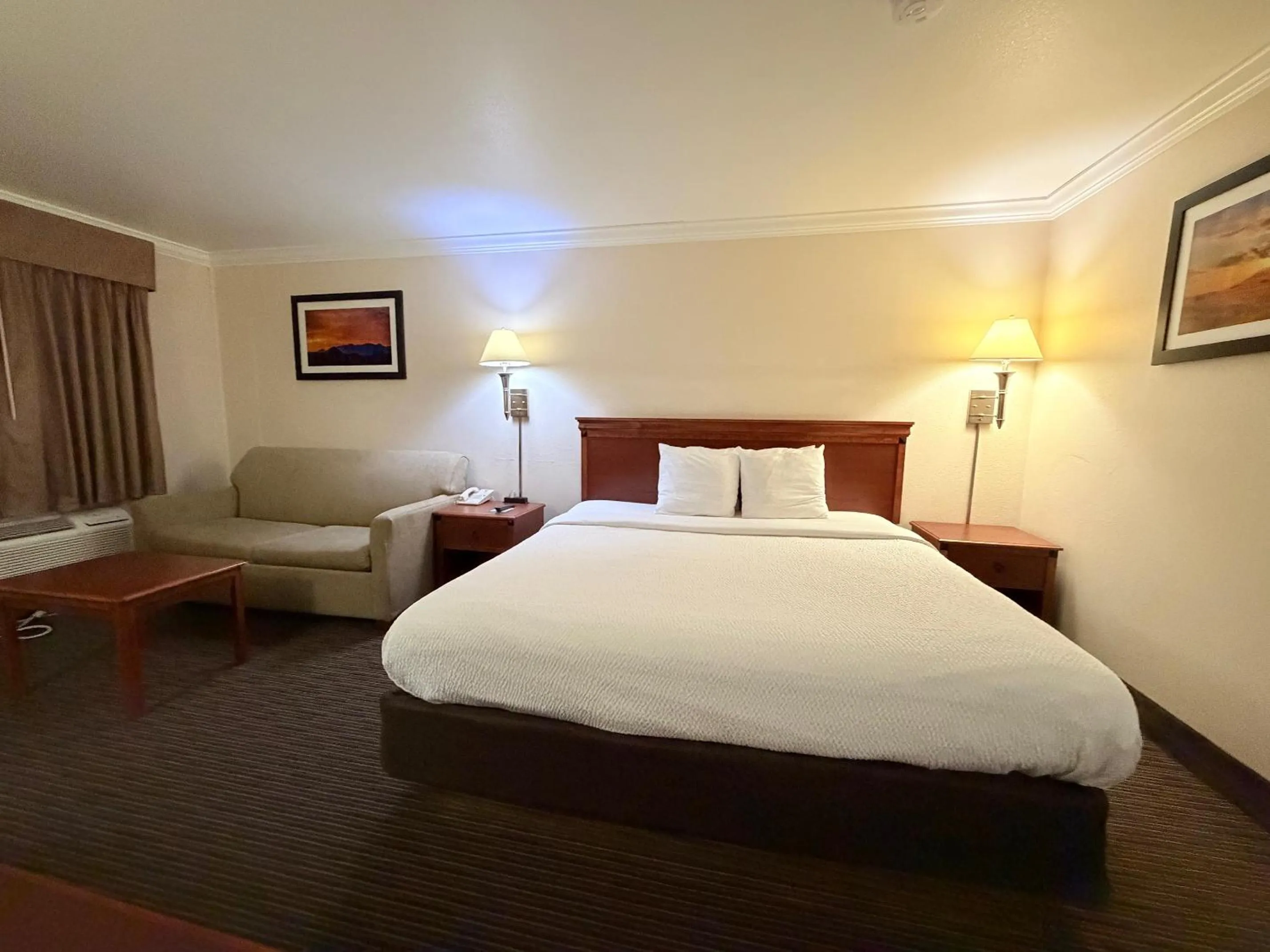 Bed in Sunflower Inn & Suites