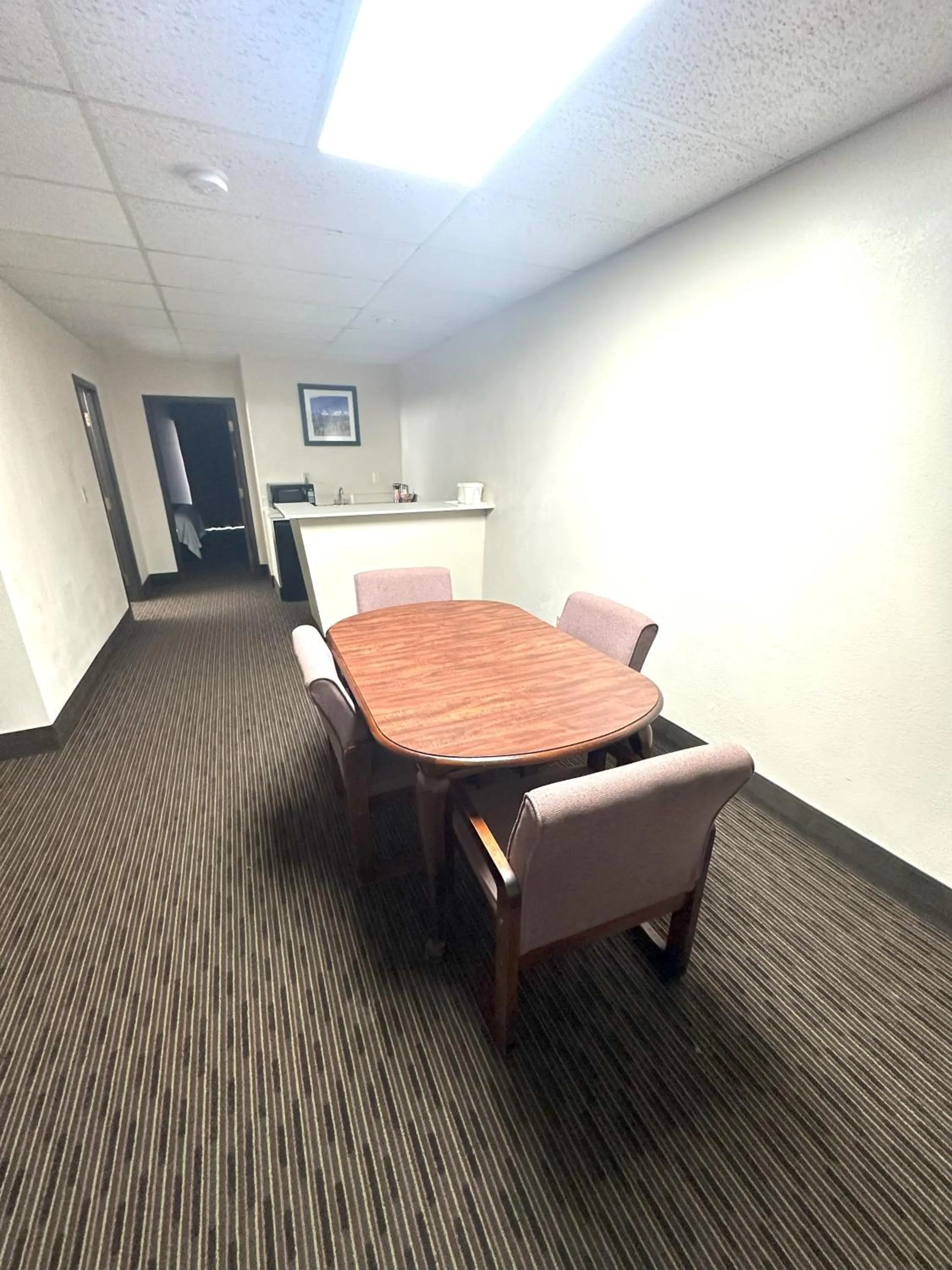 Dining area in Sunflower Inn & Suites
