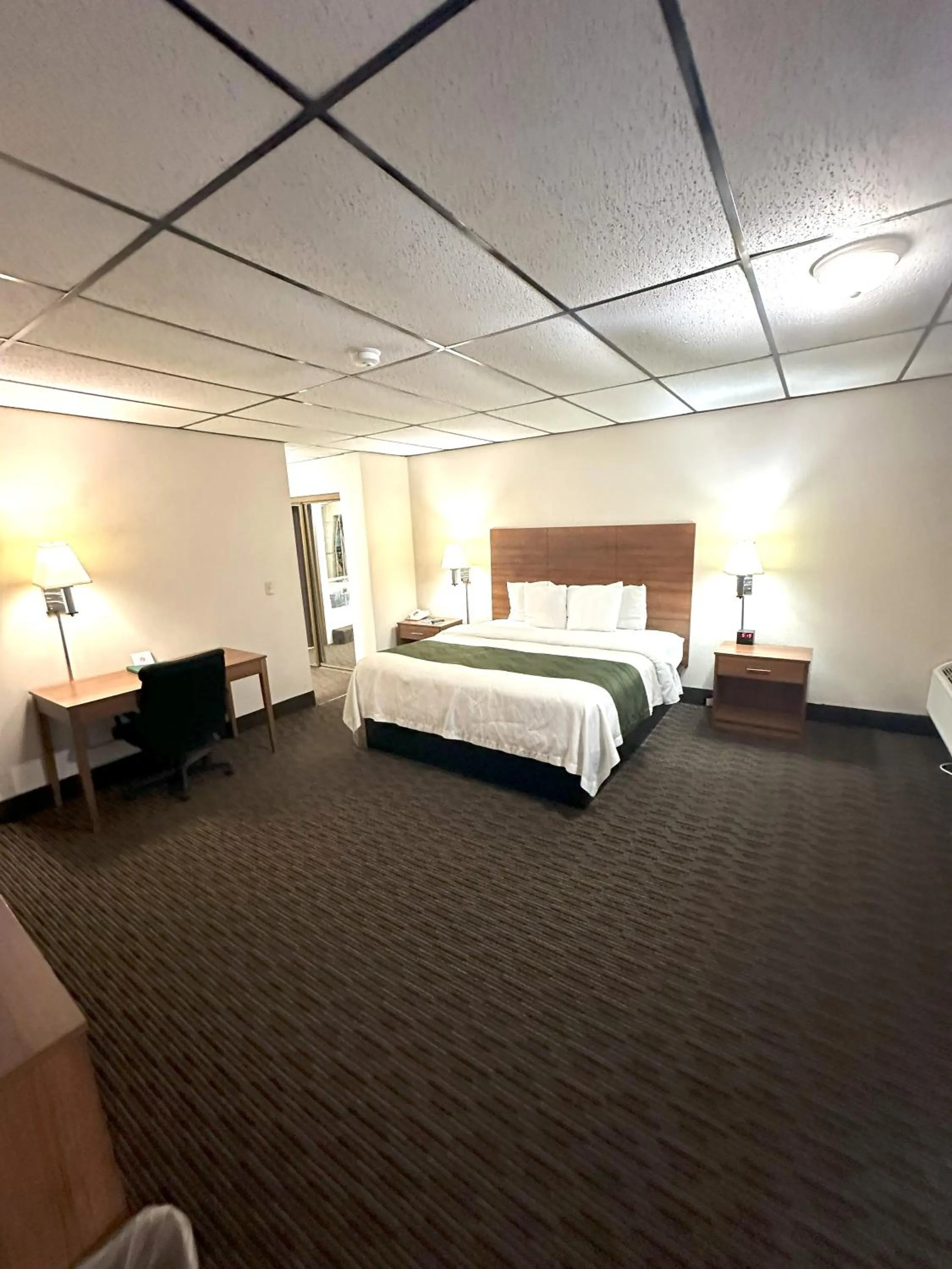 Bed in Sunflower Inn & Suites
