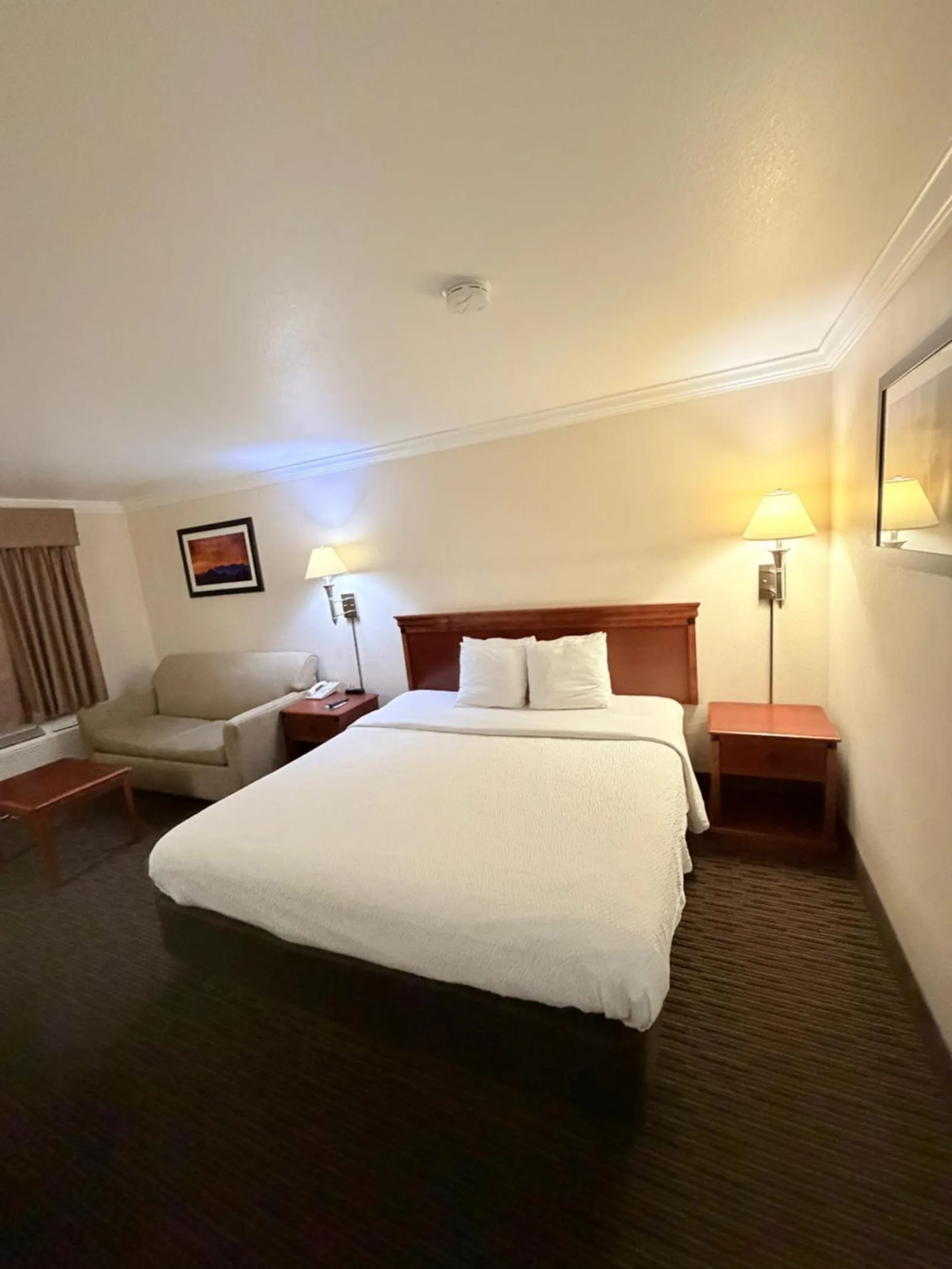 Bed in Sunflower Inn & Suites