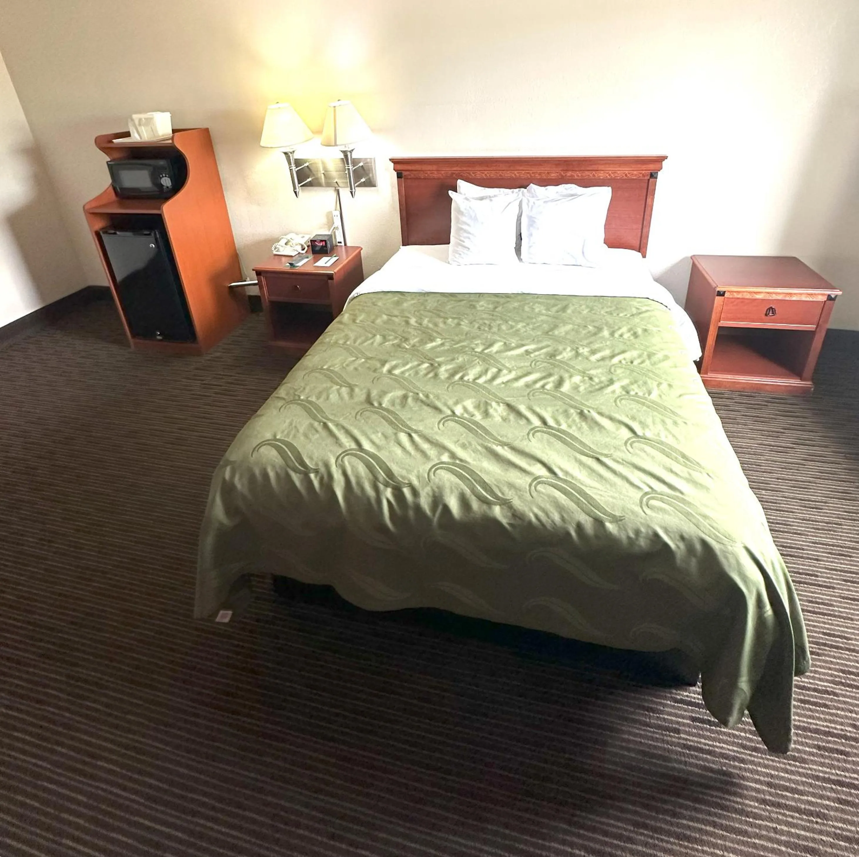 Bed in Sunflower Inn & Suites