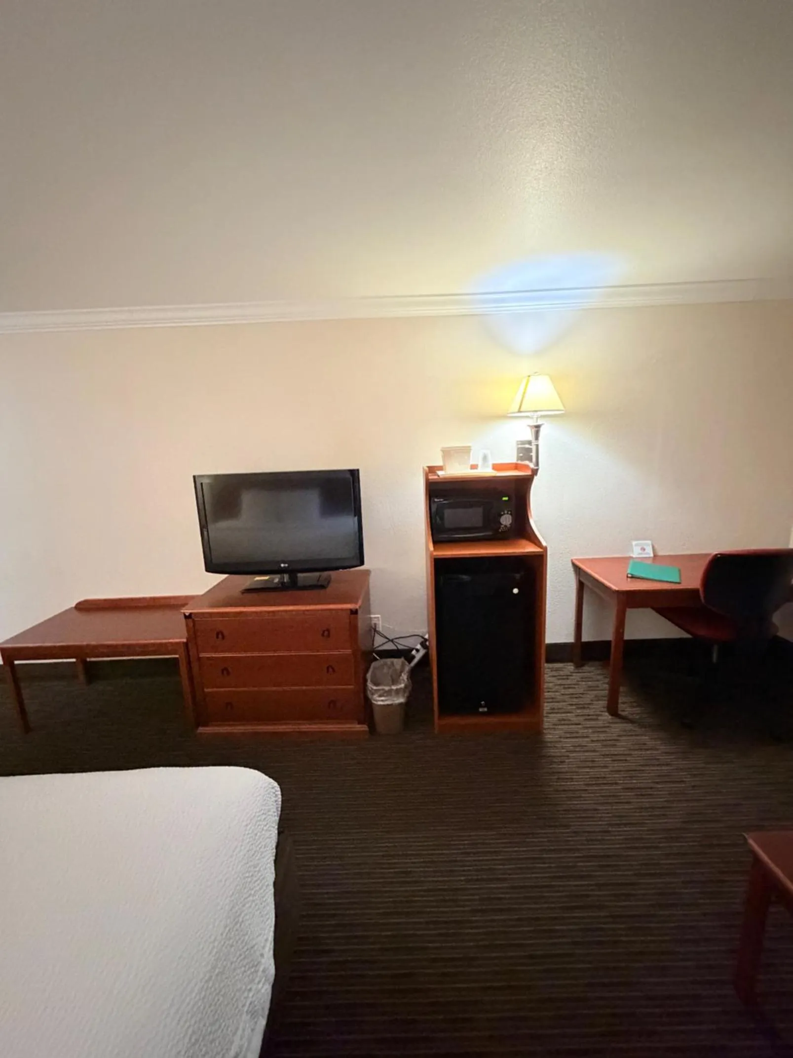 TV and multimedia, Bed in Sunflower Inn & Suites