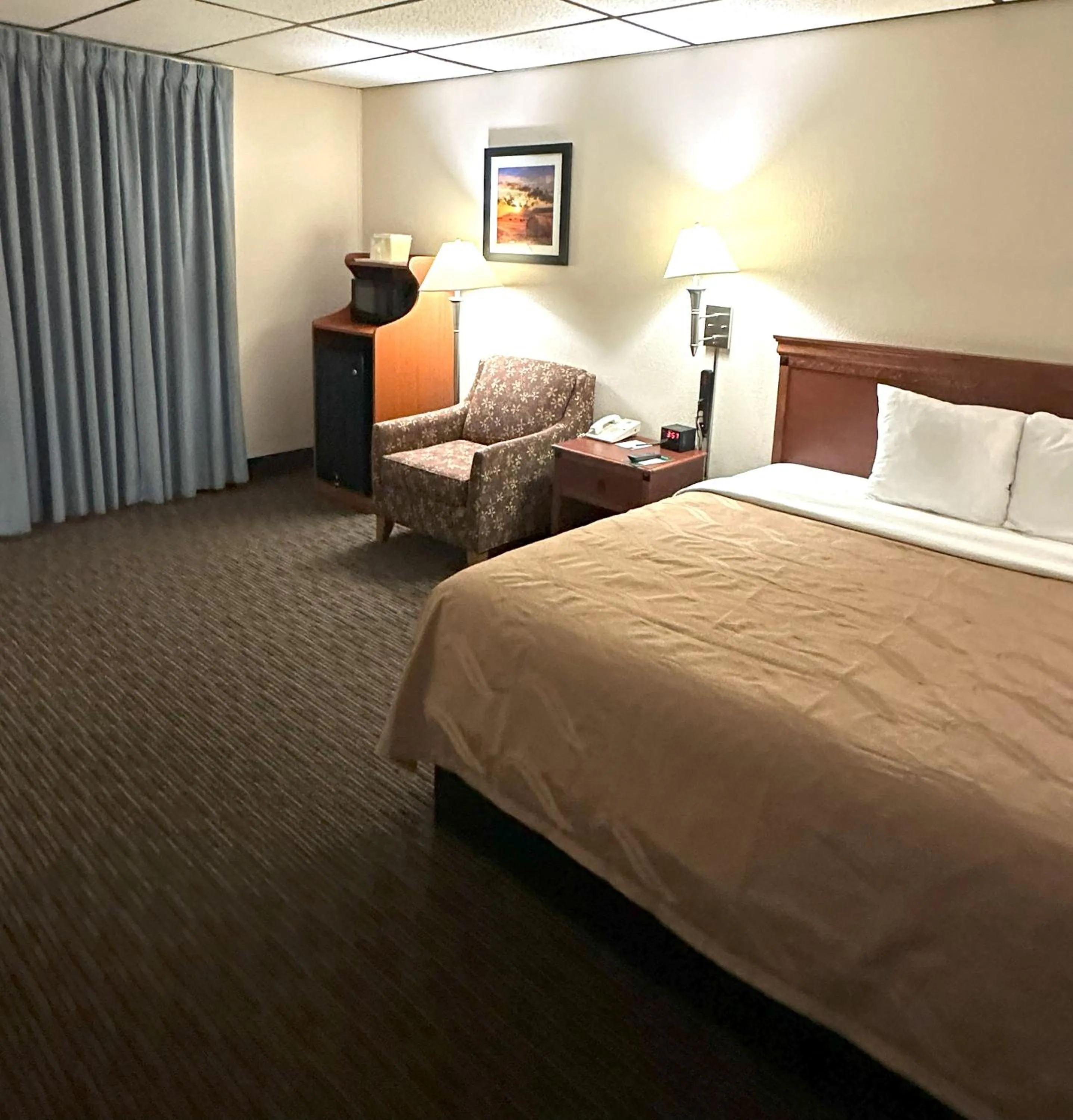 Bed in Sunflower Inn & Suites