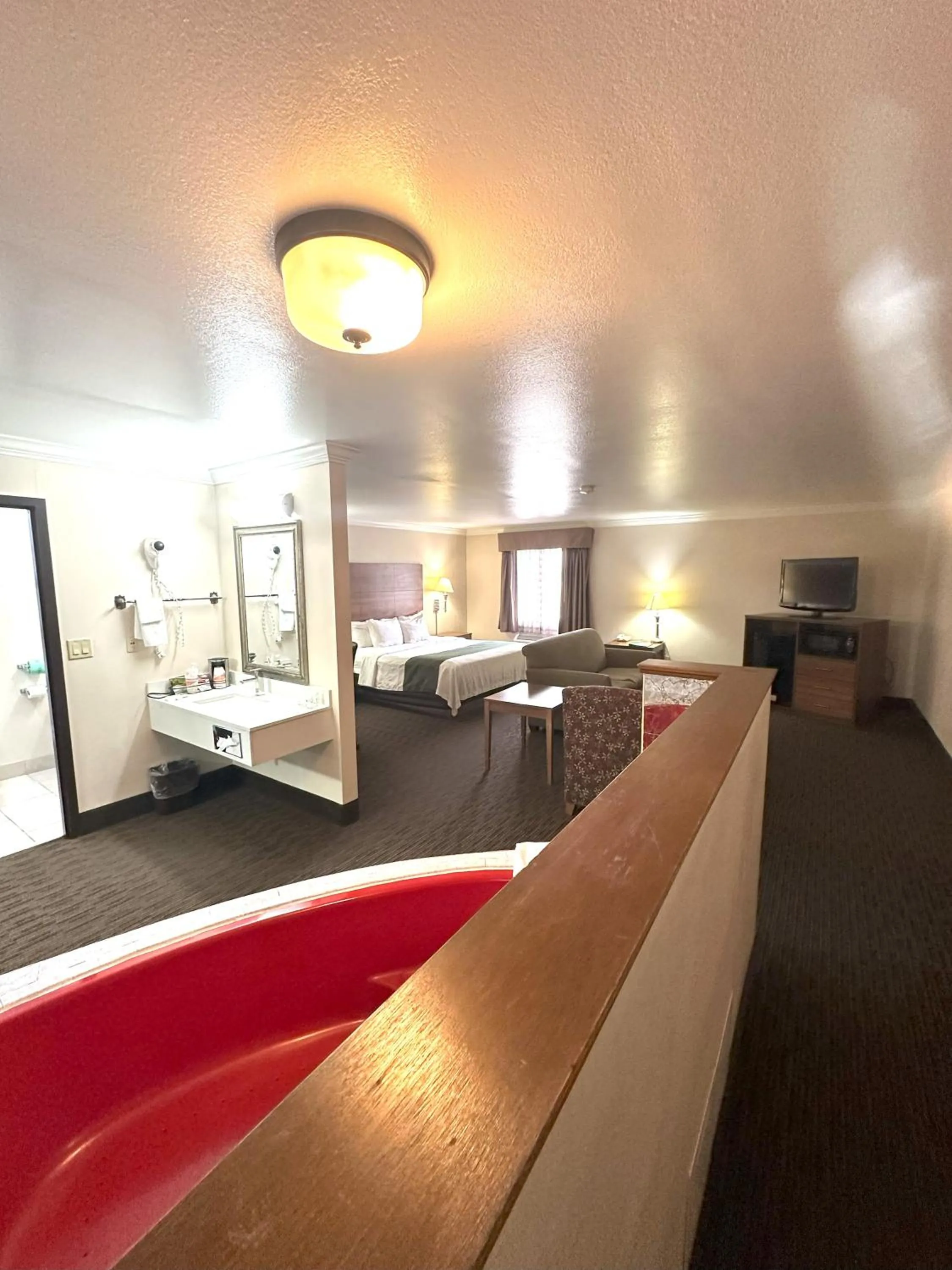 Hot Tub, Bed in Sunflower Inn & Suites