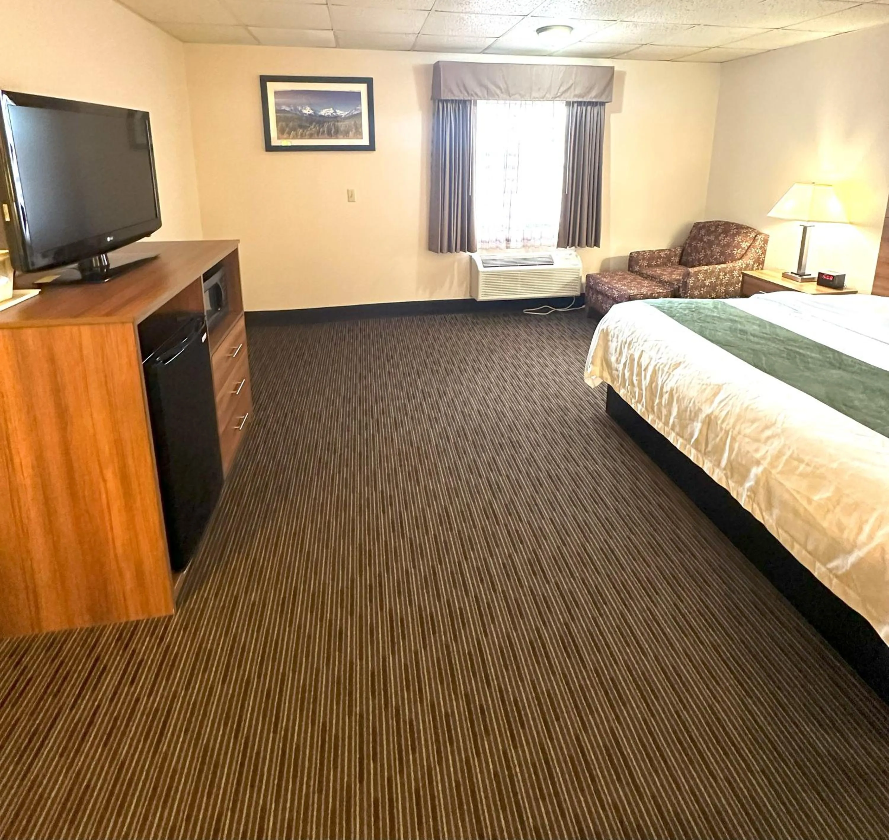 TV and multimedia, Bed in Sunflower Inn & Suites