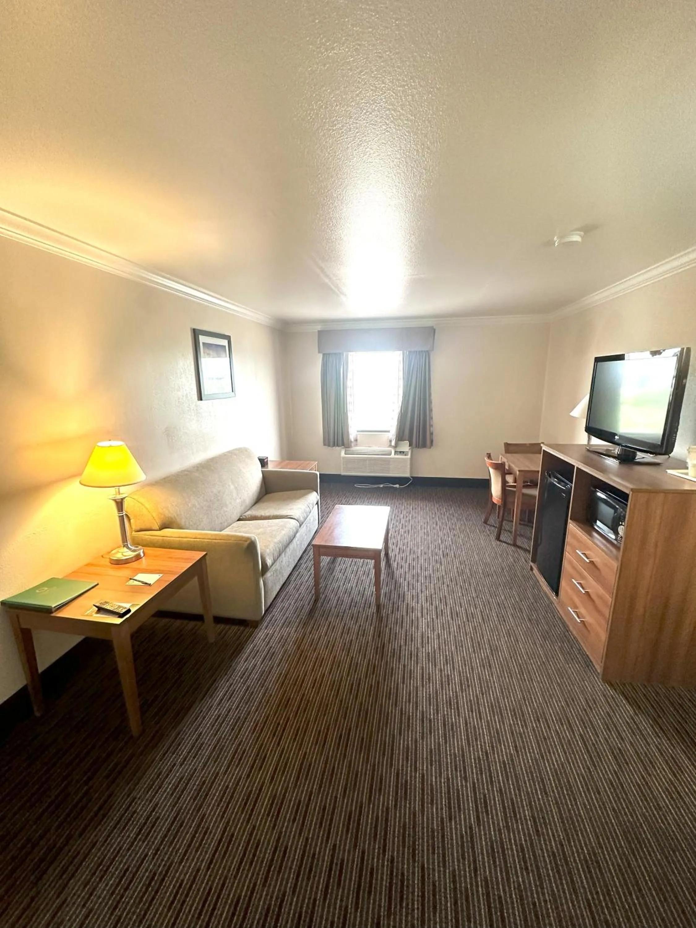 TV and multimedia, Bed in Sunflower Inn & Suites