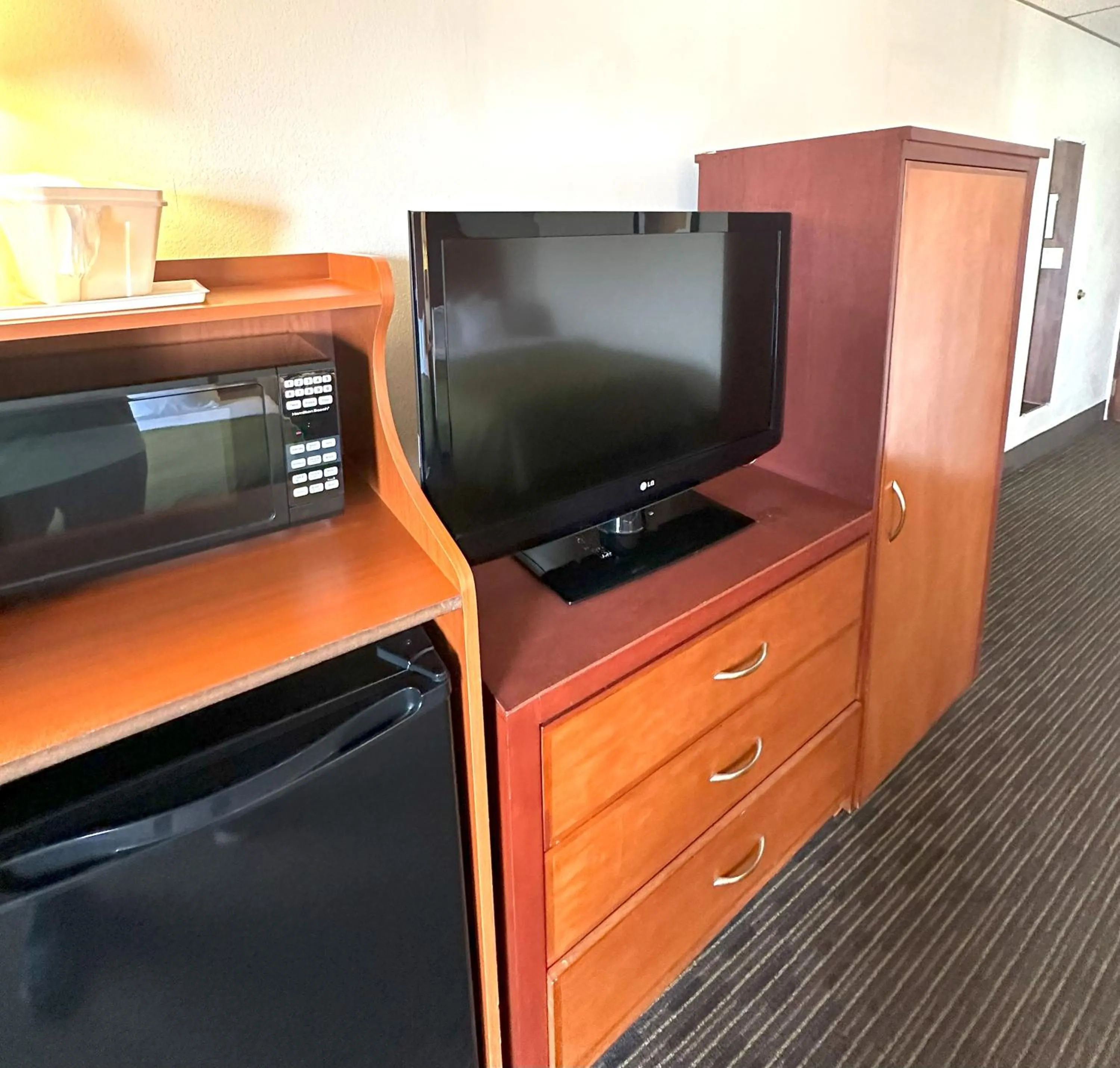 TV and multimedia in Sunflower Inn & Suites