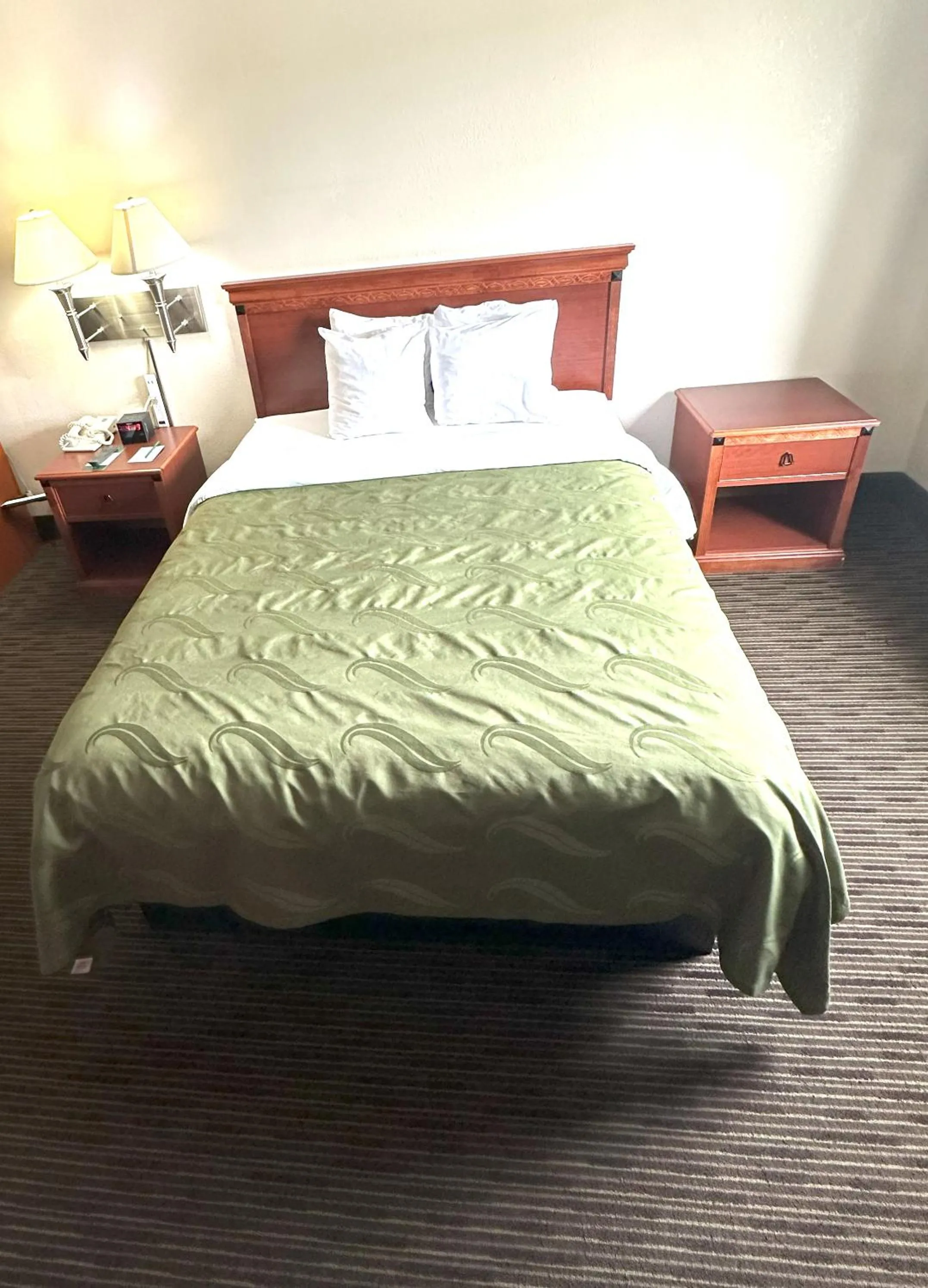 Bed in Sunflower Inn & Suites