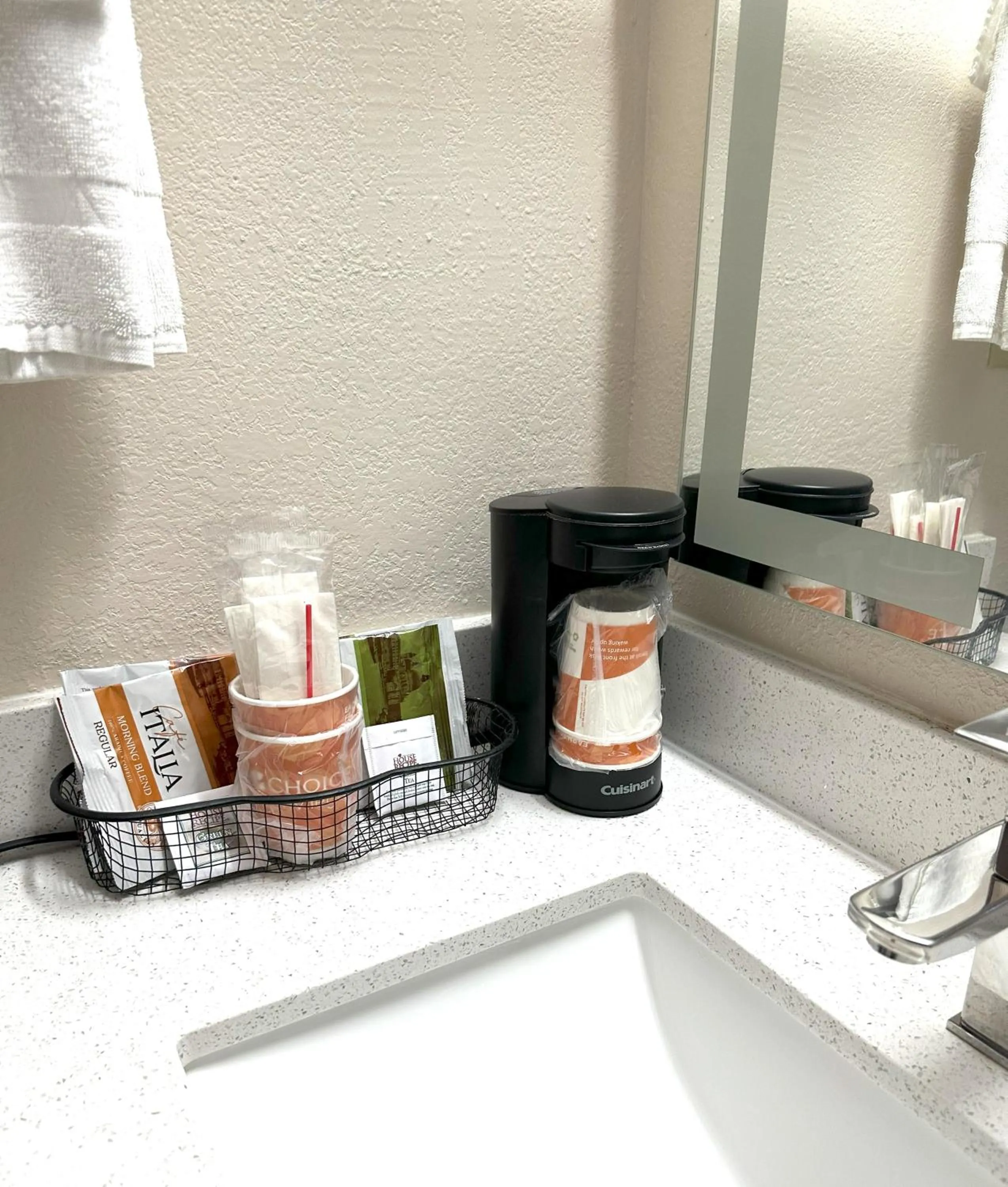 Coffee/tea facilities in Sunflower Inn & Suites