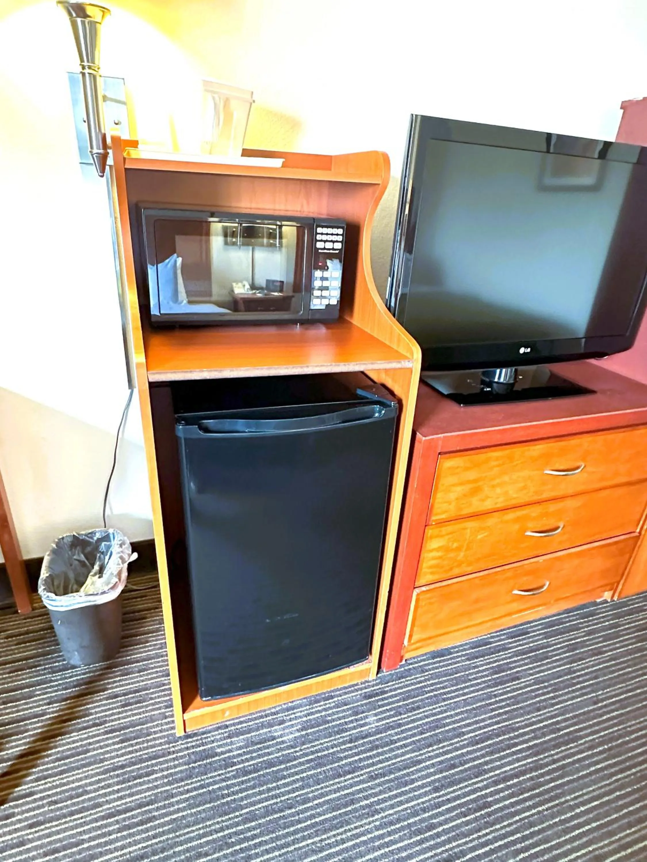 TV and multimedia in Sunflower Inn & Suites